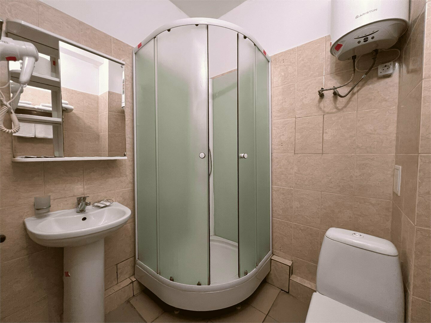 Стандартный двухместный номер с 2 отдельными кроватями и общей ванной комнатой