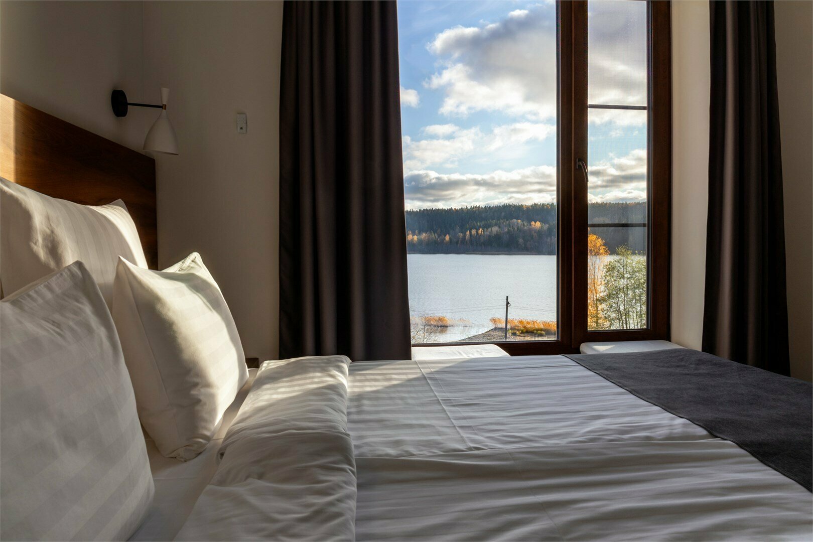 Номер "КОМФОРТ ПЛЮС" 2-х местный с кроватью king size и видом на залив (с завтраком)