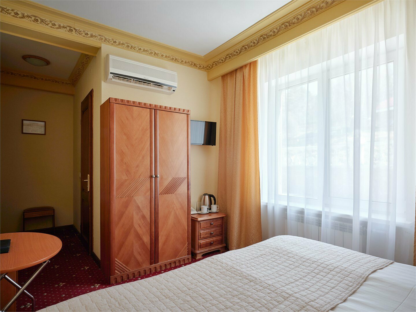 Первая категория Стандарт 2-местный с двуспальной кроватью вид на дорогу