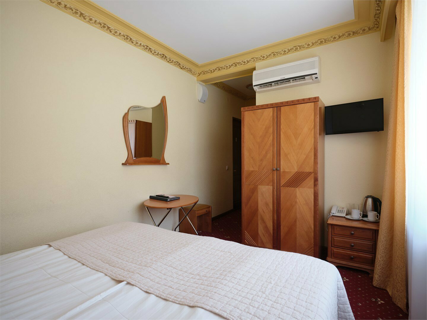 Первая категория Стандарт 2-местный с двуспальной кроватью вид на дорогу