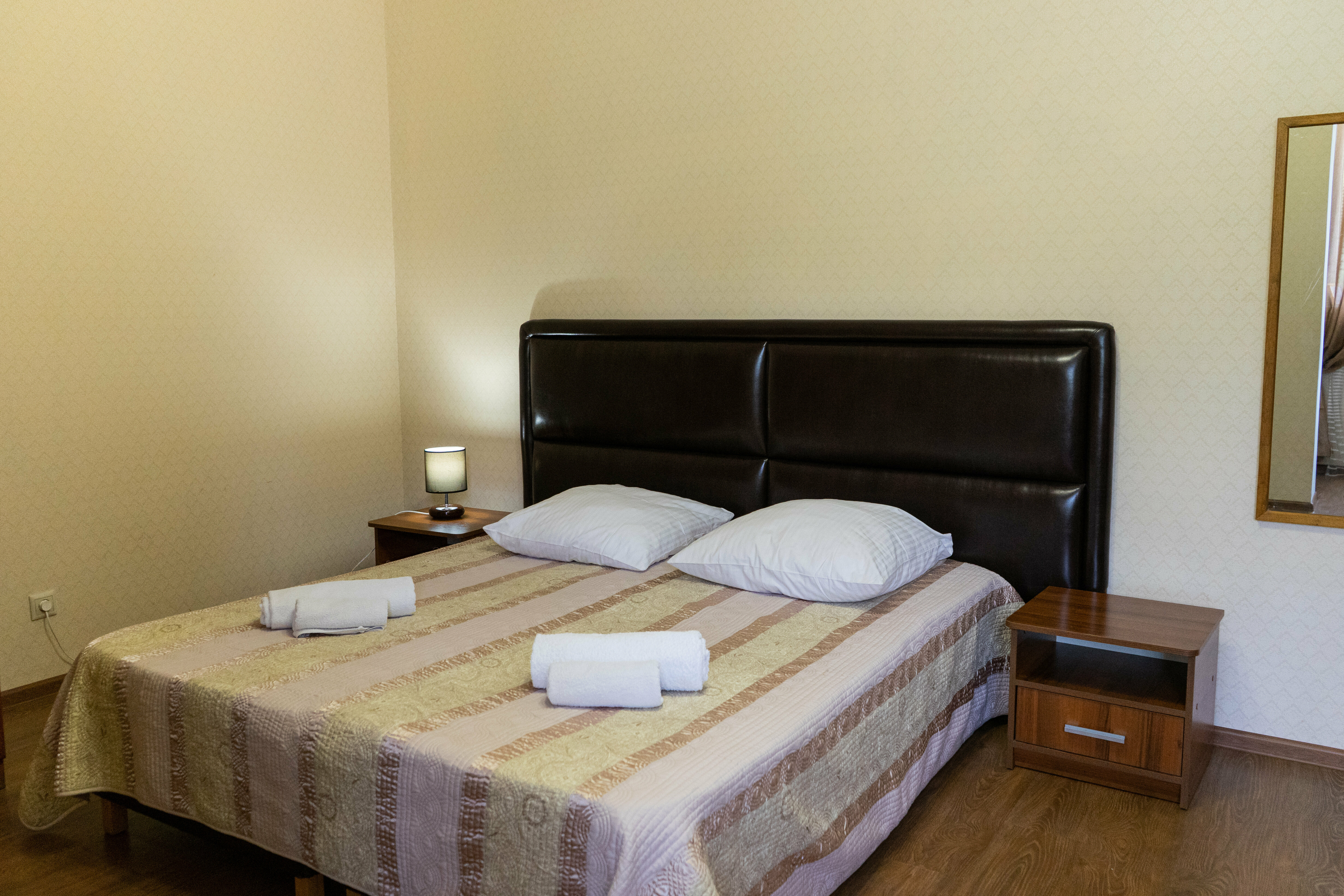 Номер 2, эконом, четырехместный, с санузлом для 2 номеров