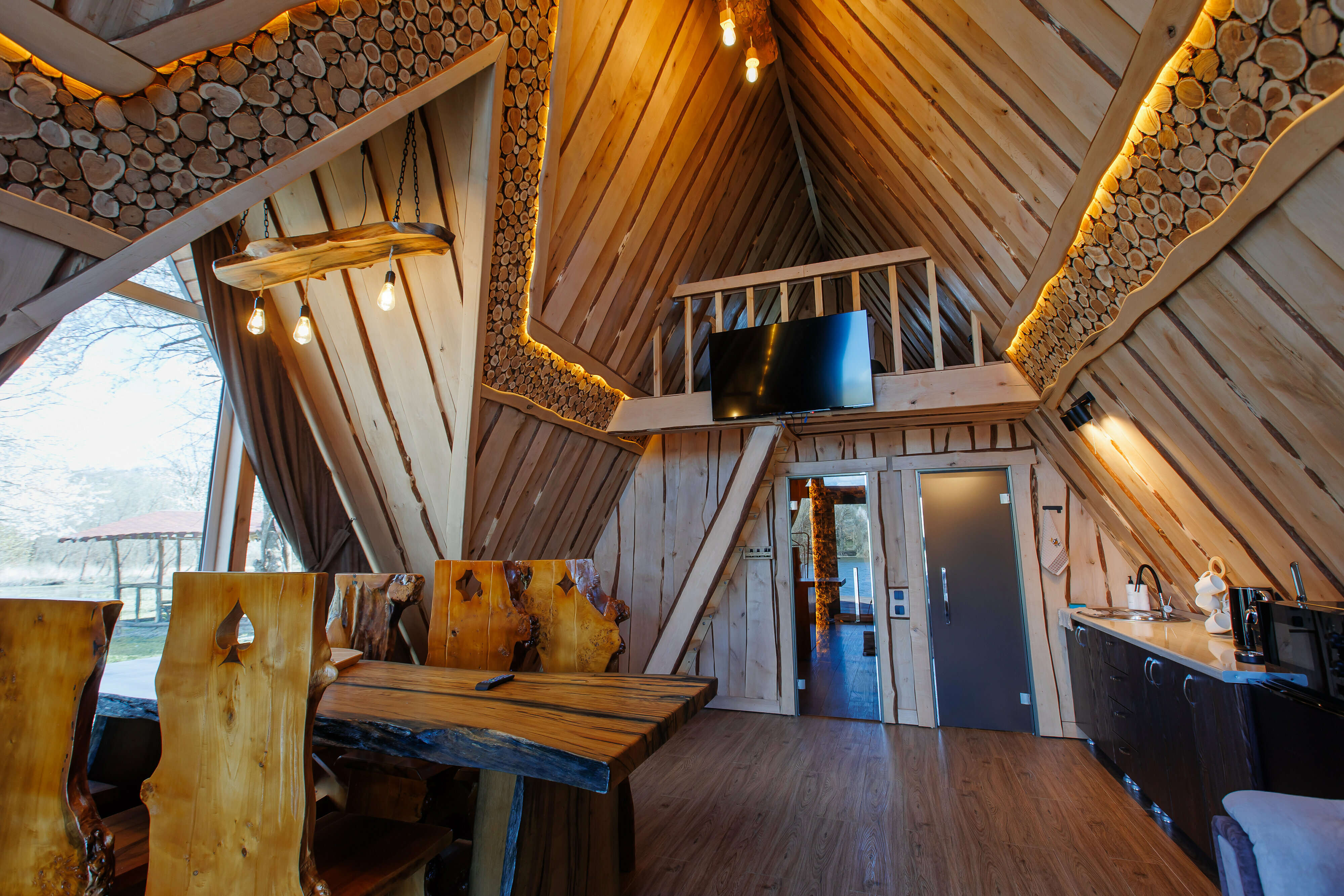 Четырехместный номер с видом на озеро