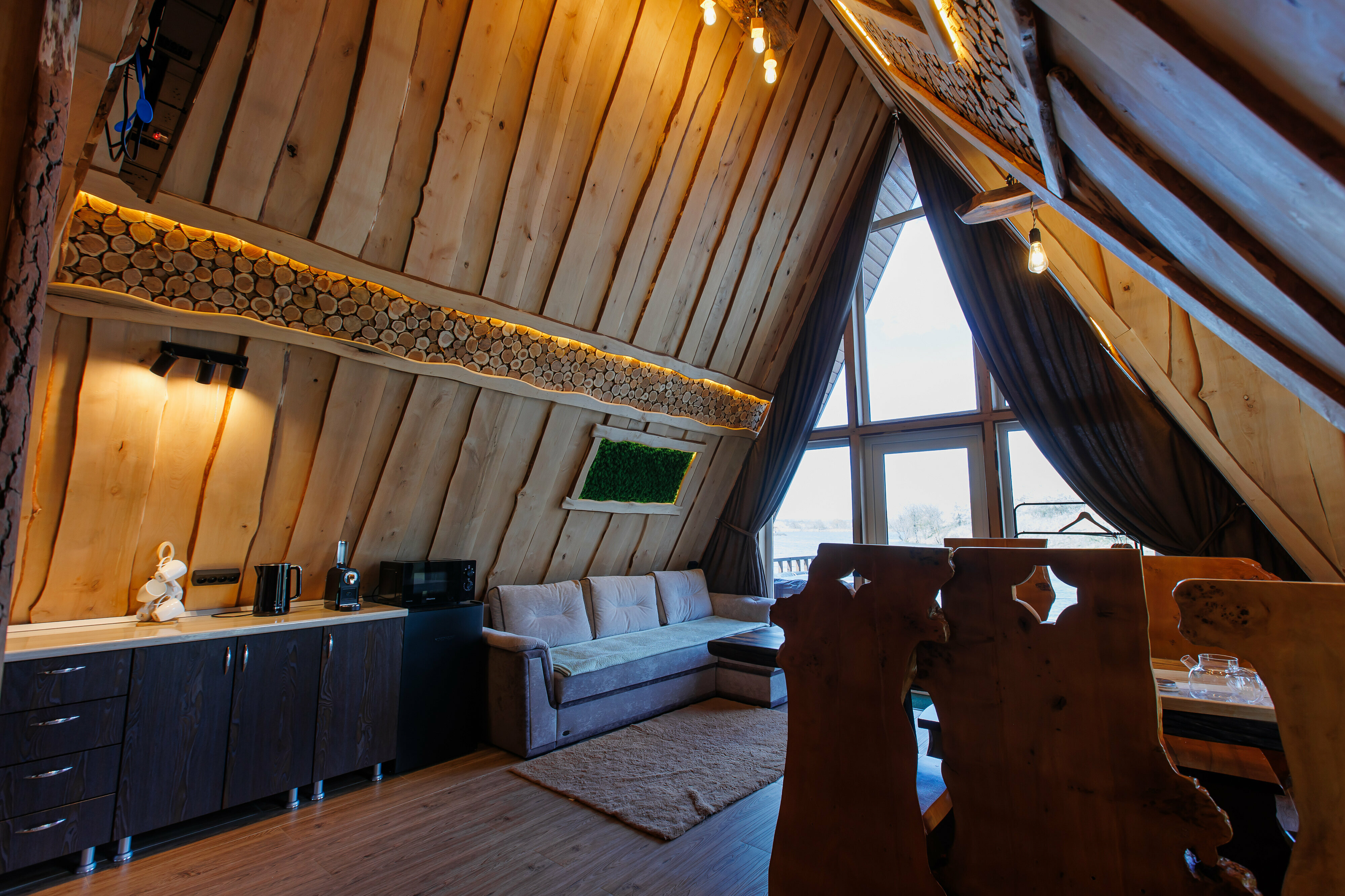 Четырехместный номер с видом на озеро