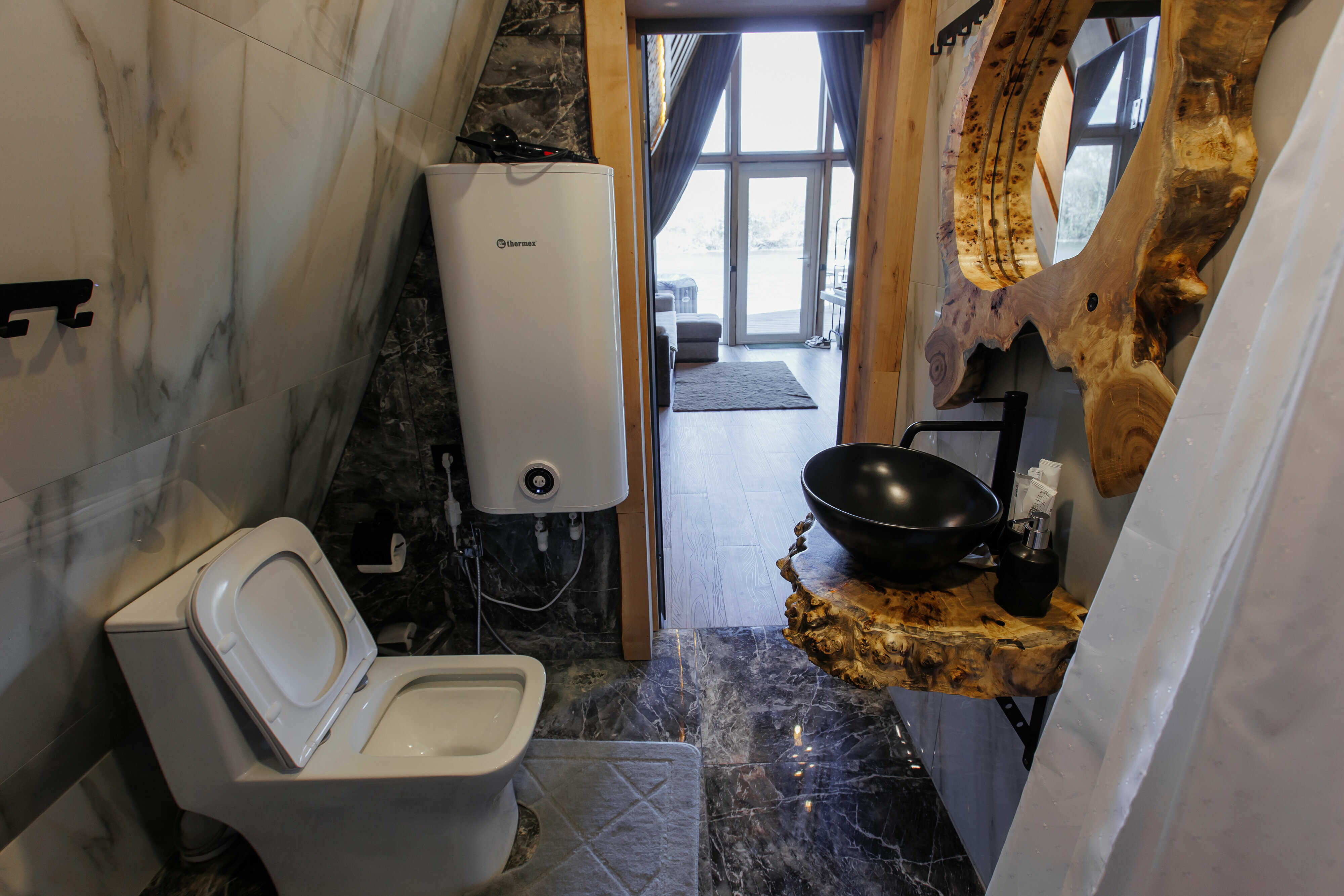 Четырехместный номер с видом на озеро