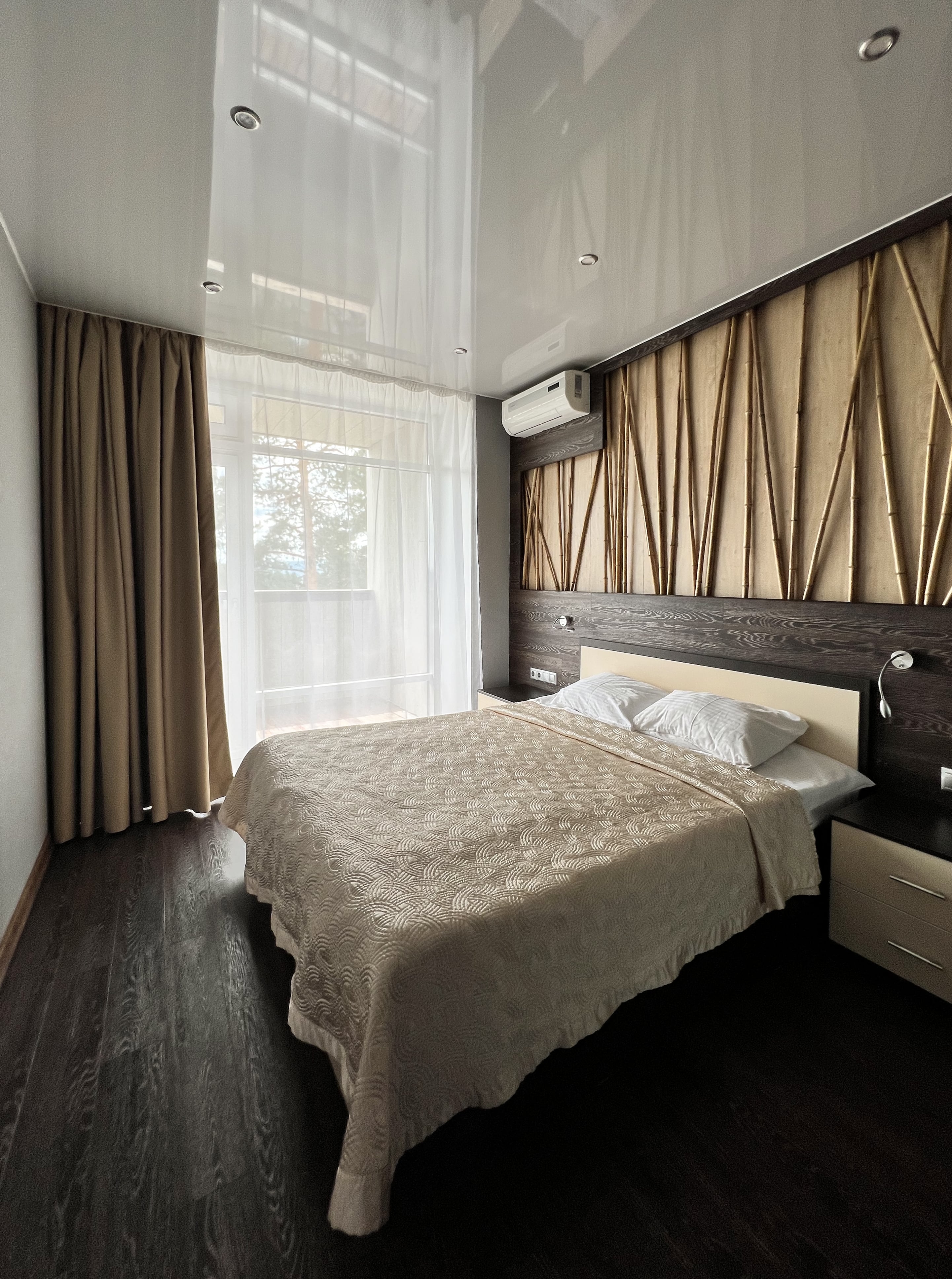 Семейный номер с видом на озеро