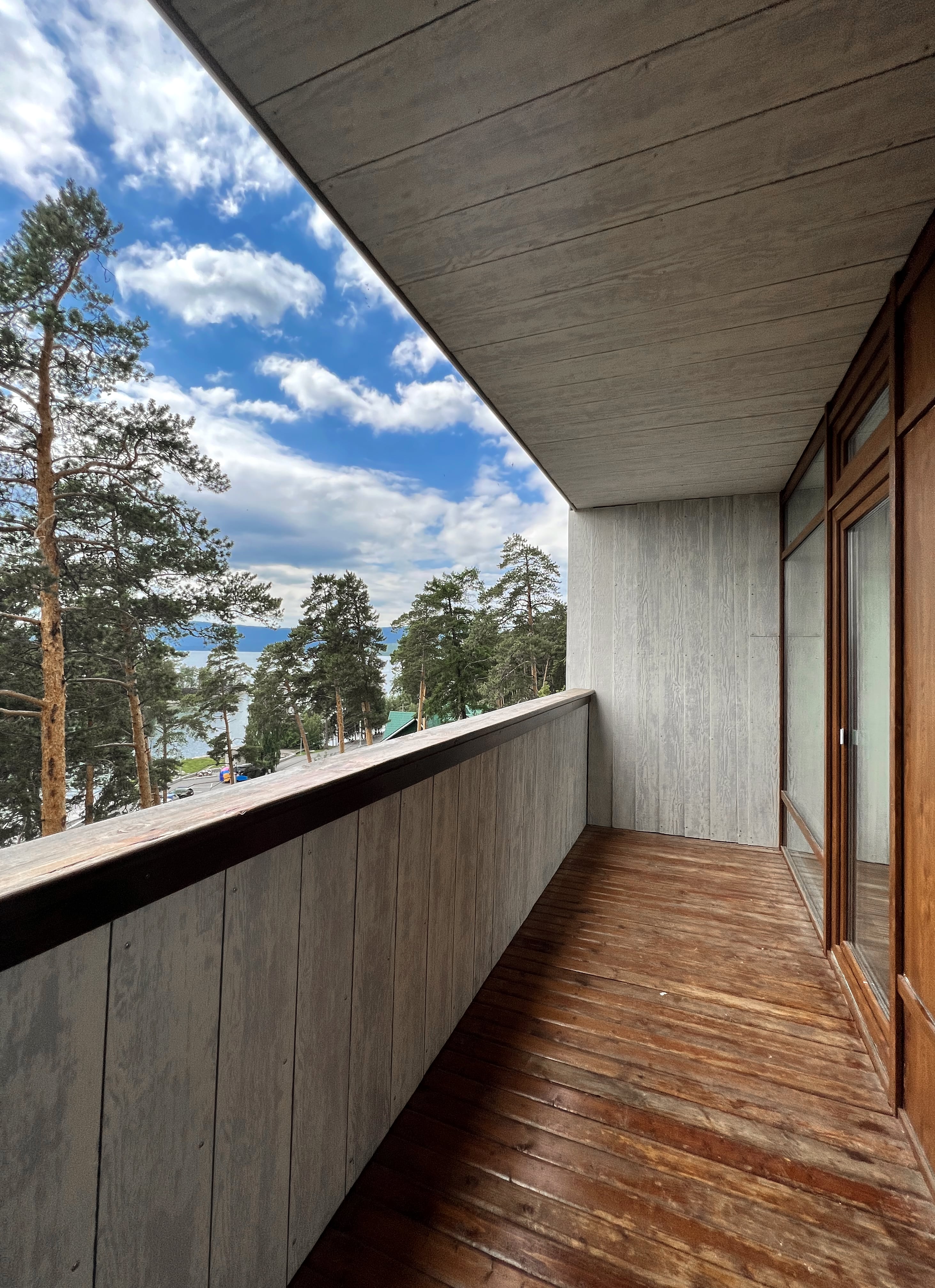 Семейный номер с видом на озеро