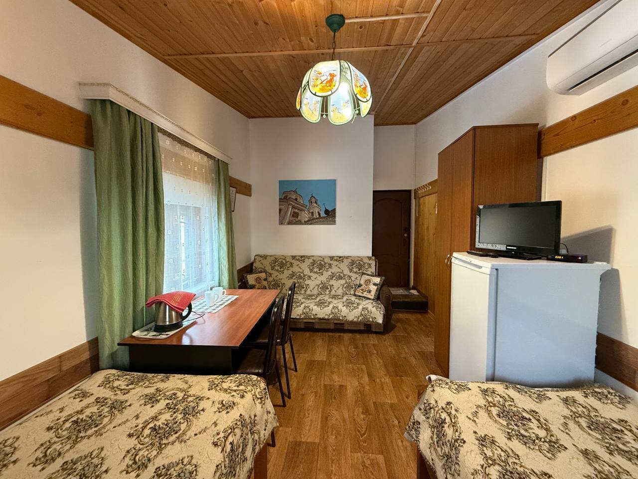 Трехместный номер с основными удобствами