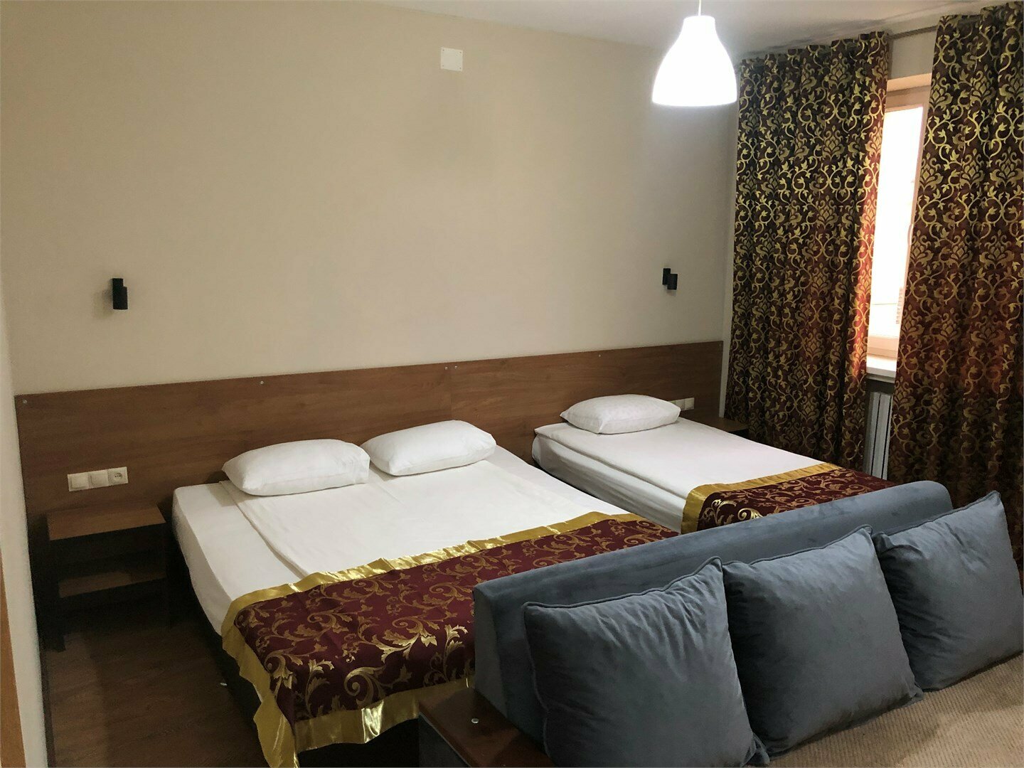 Люкс  с 1 большой и 1 маленькой кроватью