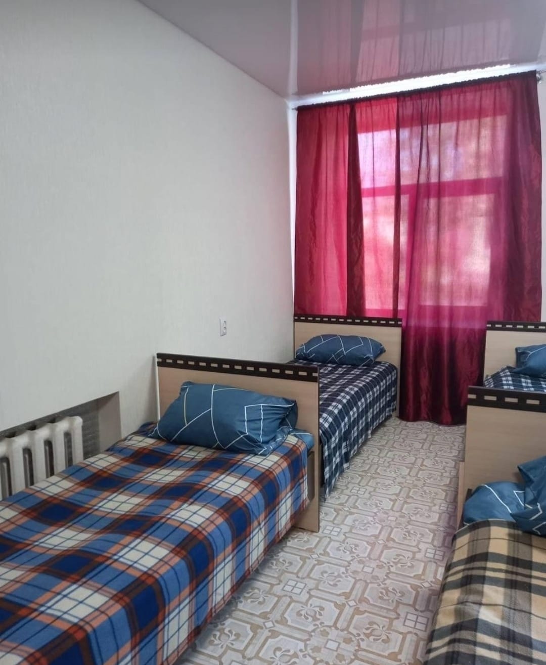 Двухместный номер с двуспальной кроватью и дополнительной кроватью