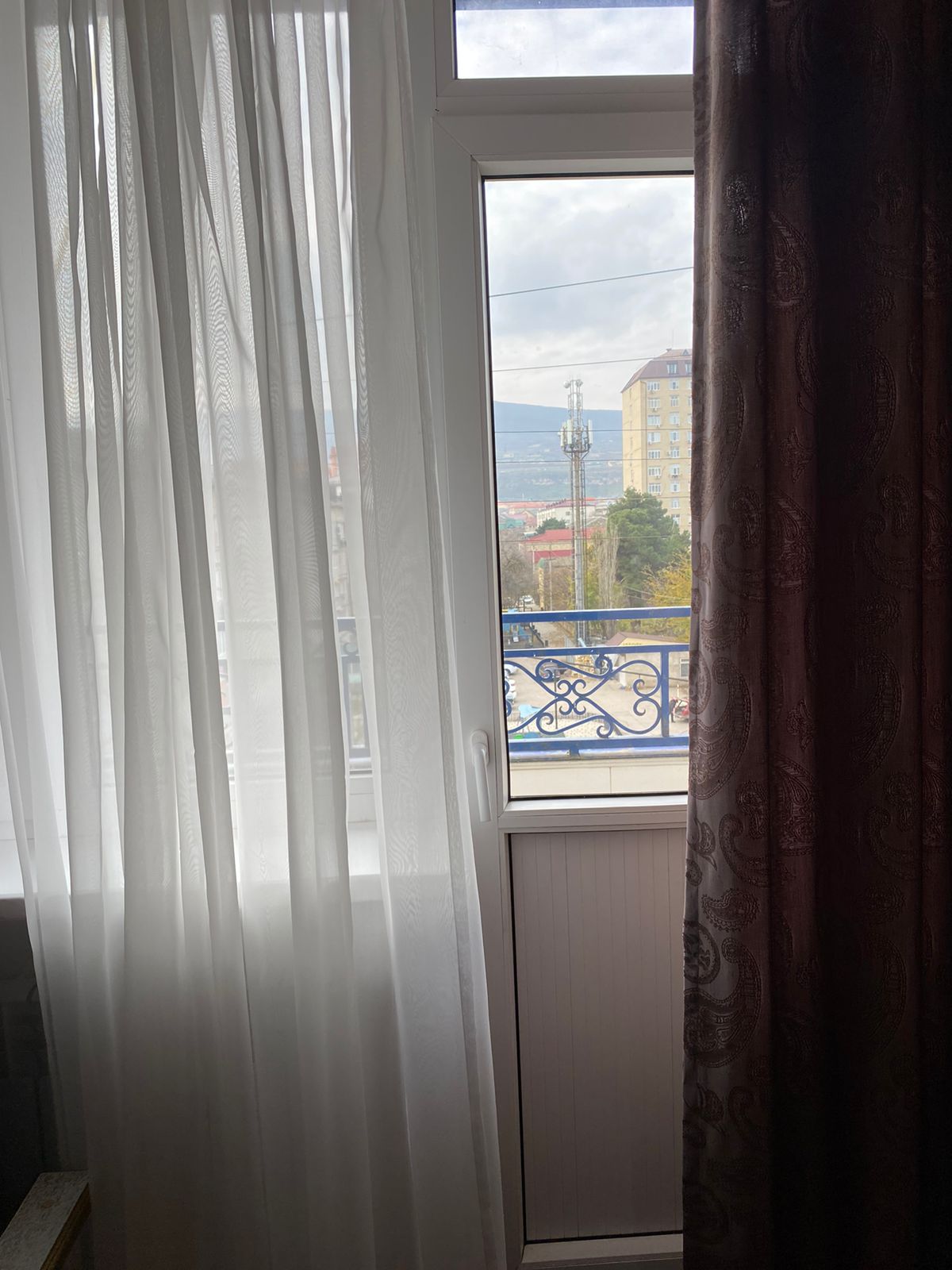 Трехместный номер с видом на горы