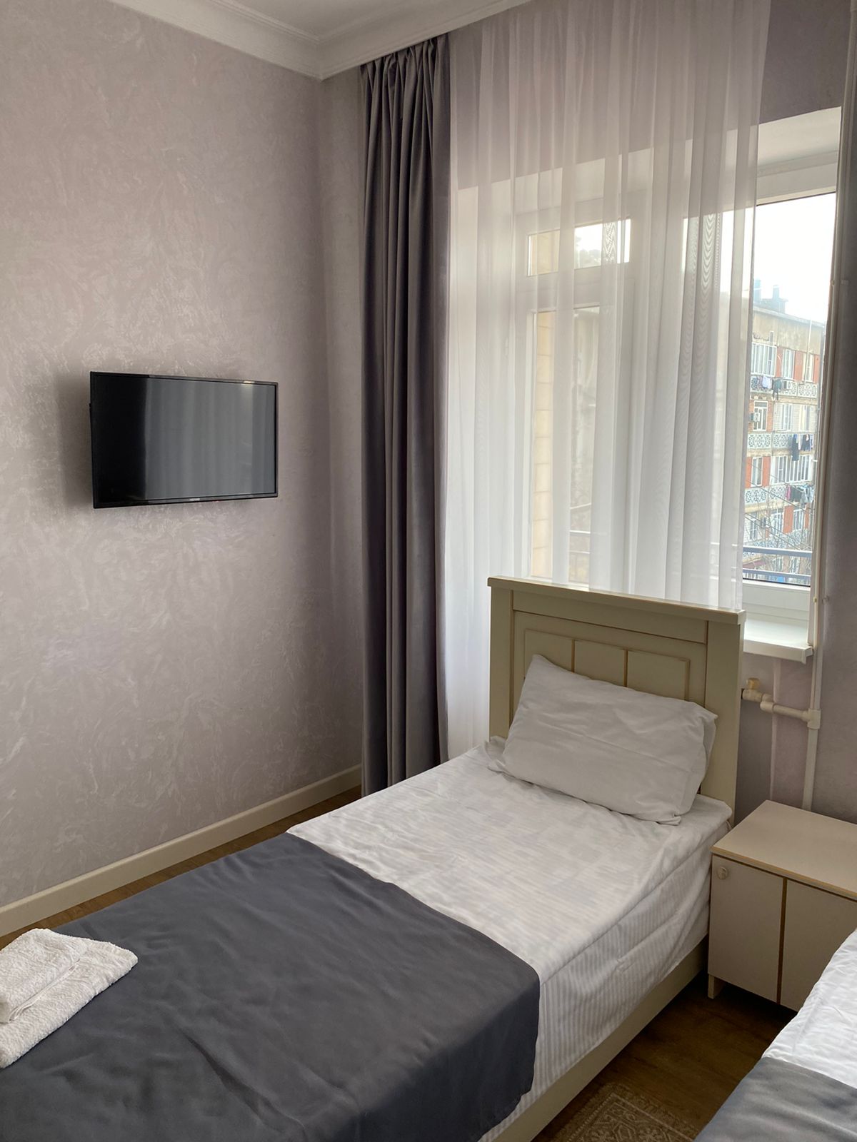 Трехместный номер с видом на горы