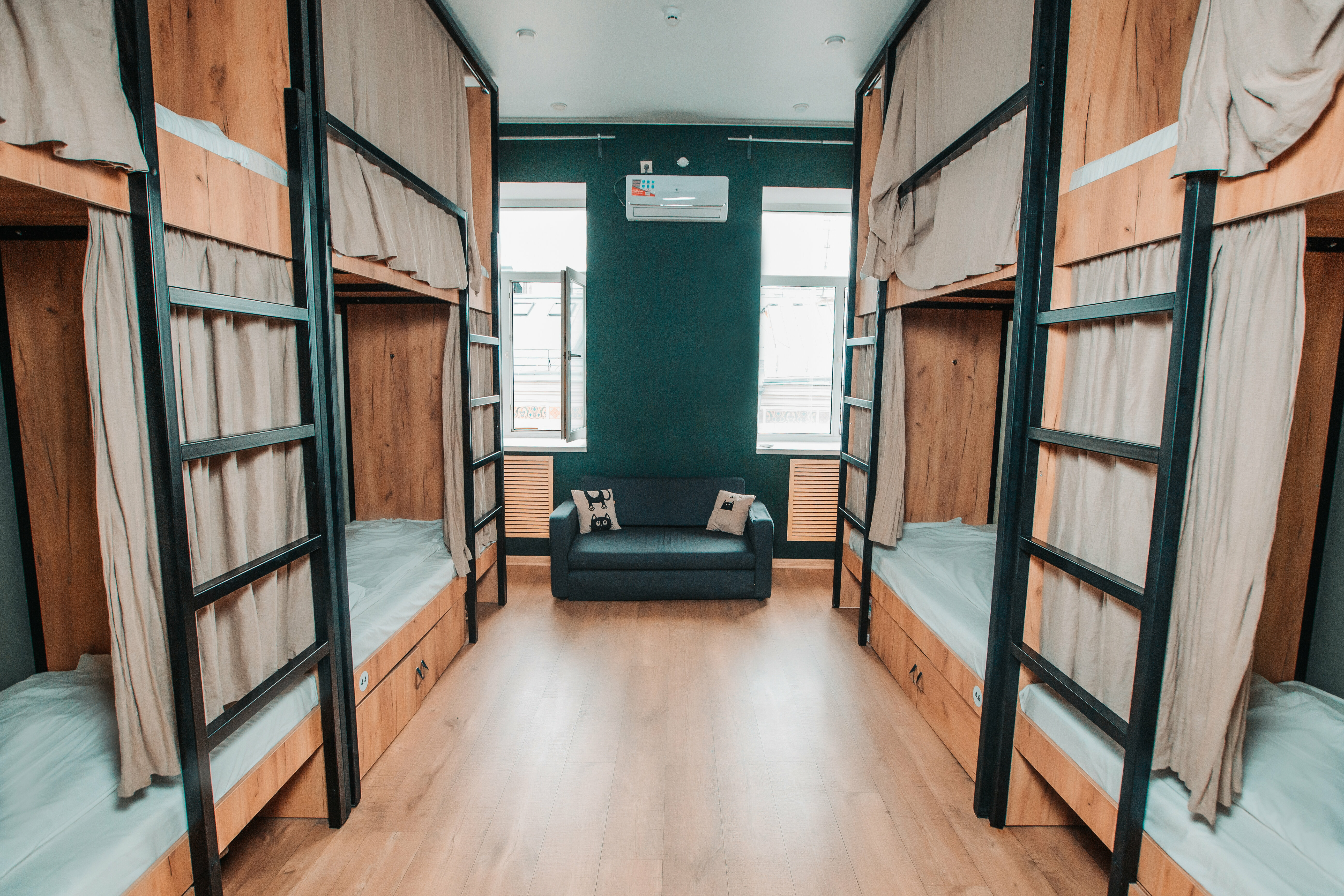 Спальное место на двухъярусной кровати в общем номере для мужчин и женщин