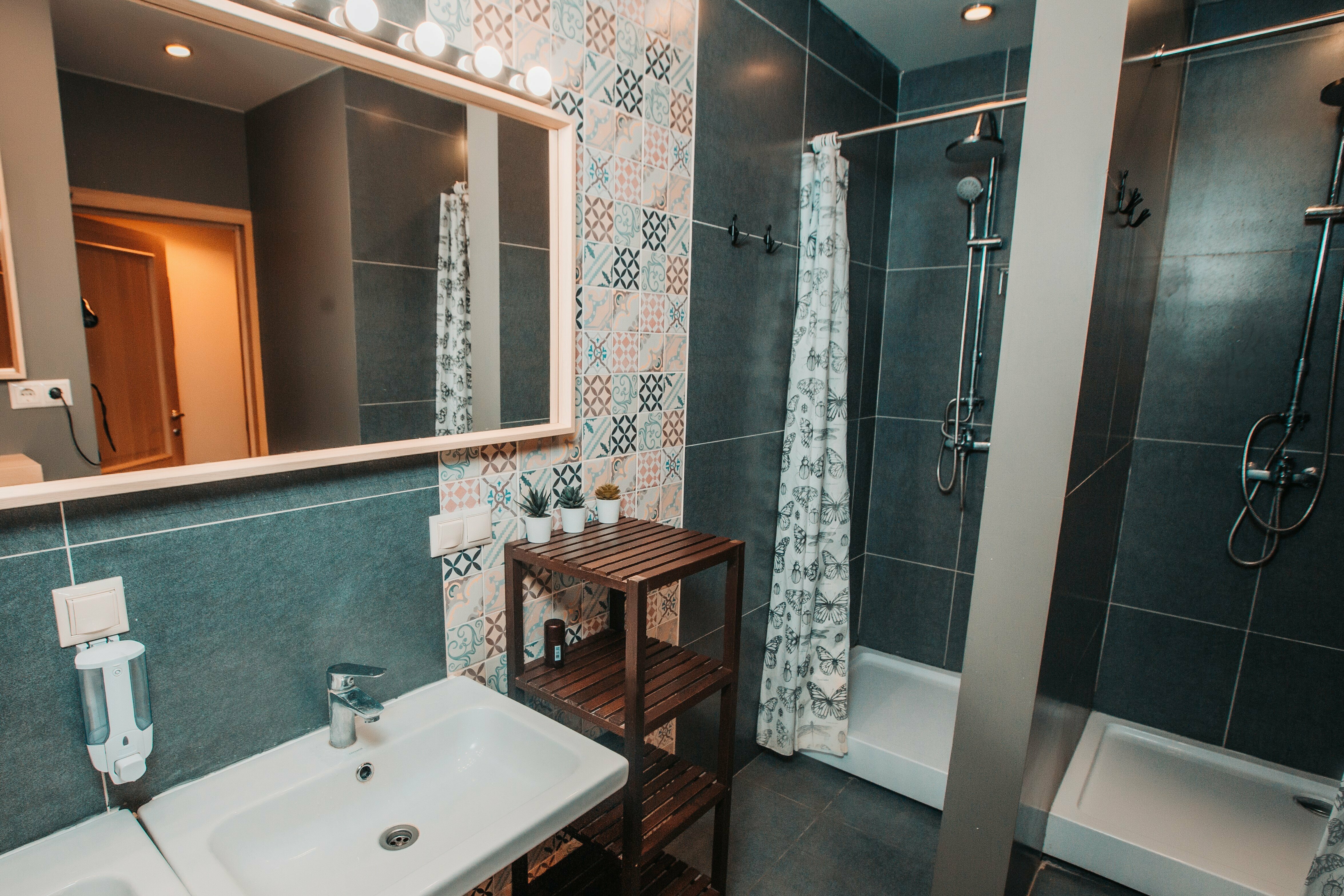 Спальное место на двухъярусной кровати в общем номере для женщин