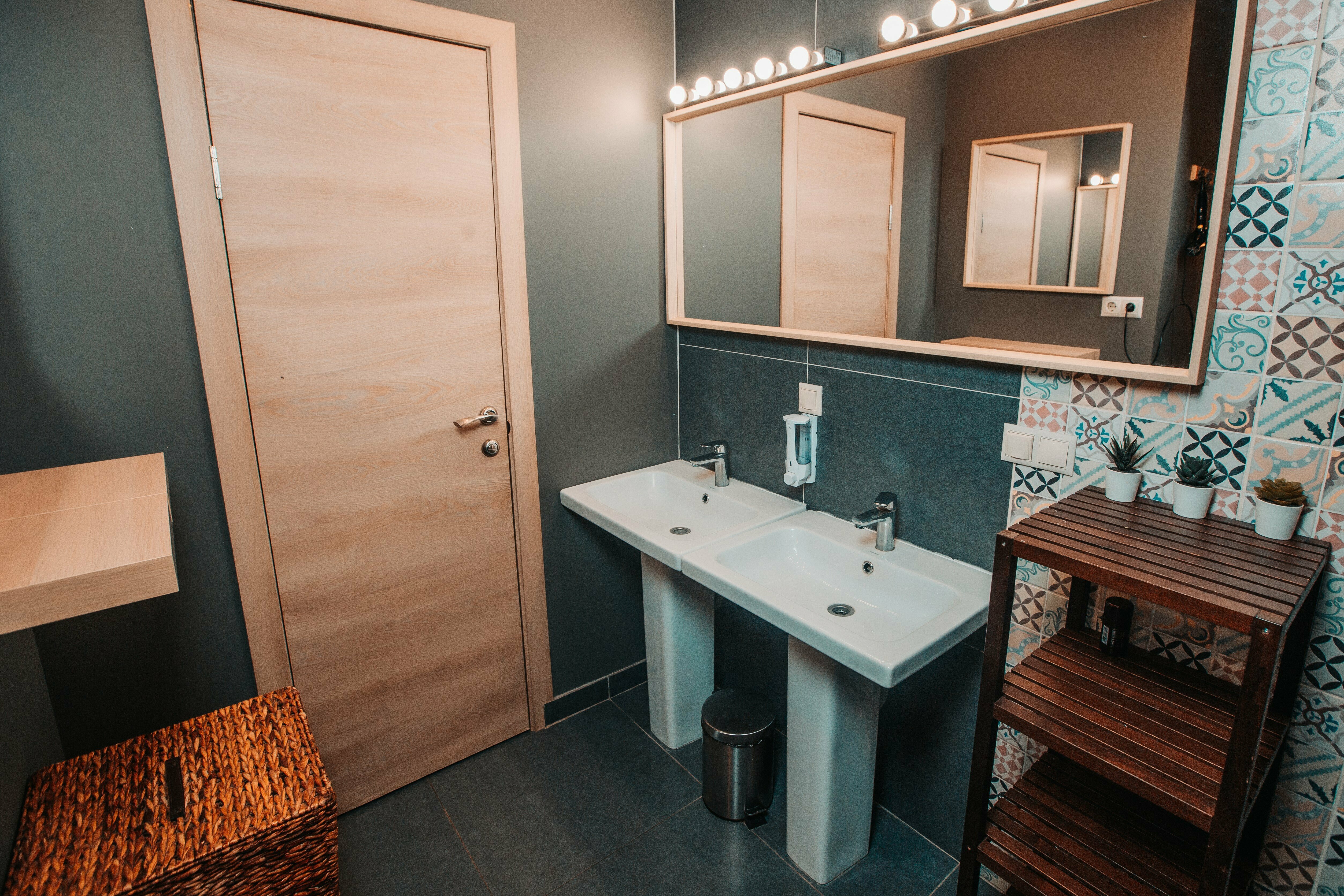 Спальное место на двухъярусной кровати в общем номере для женщин