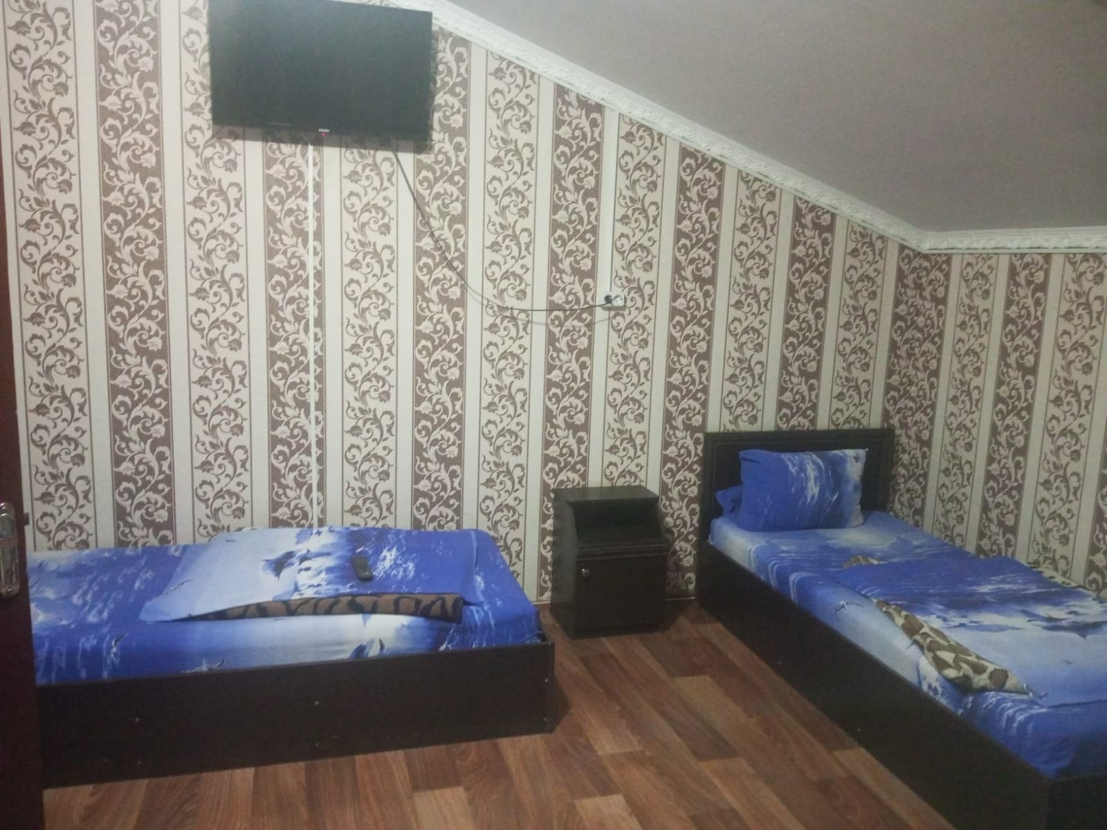 Двухместный номер с 2 отдельными кроватями и общим туалетом