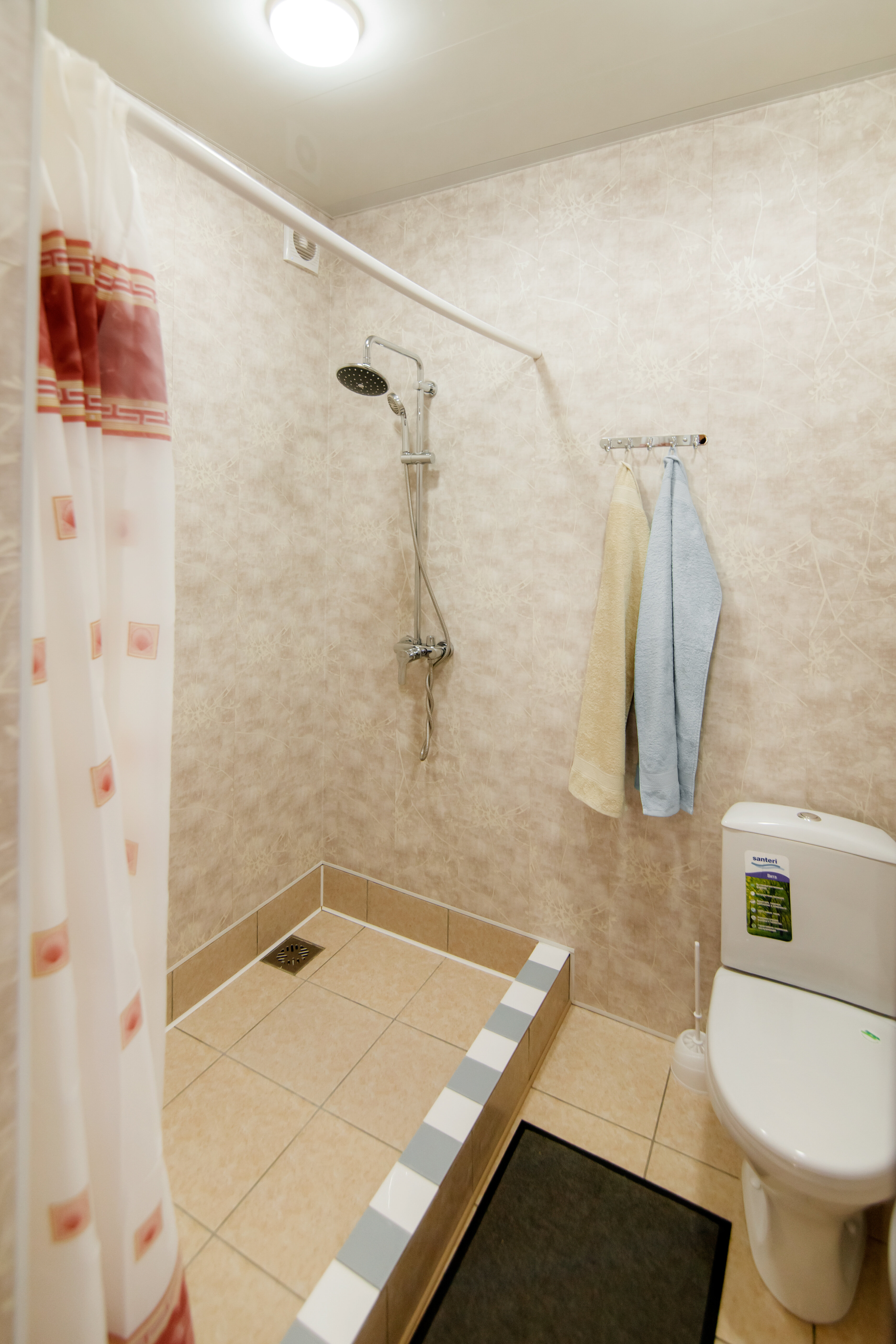 Двухместный номер с 2 отдельными кроватями и общим туалетом