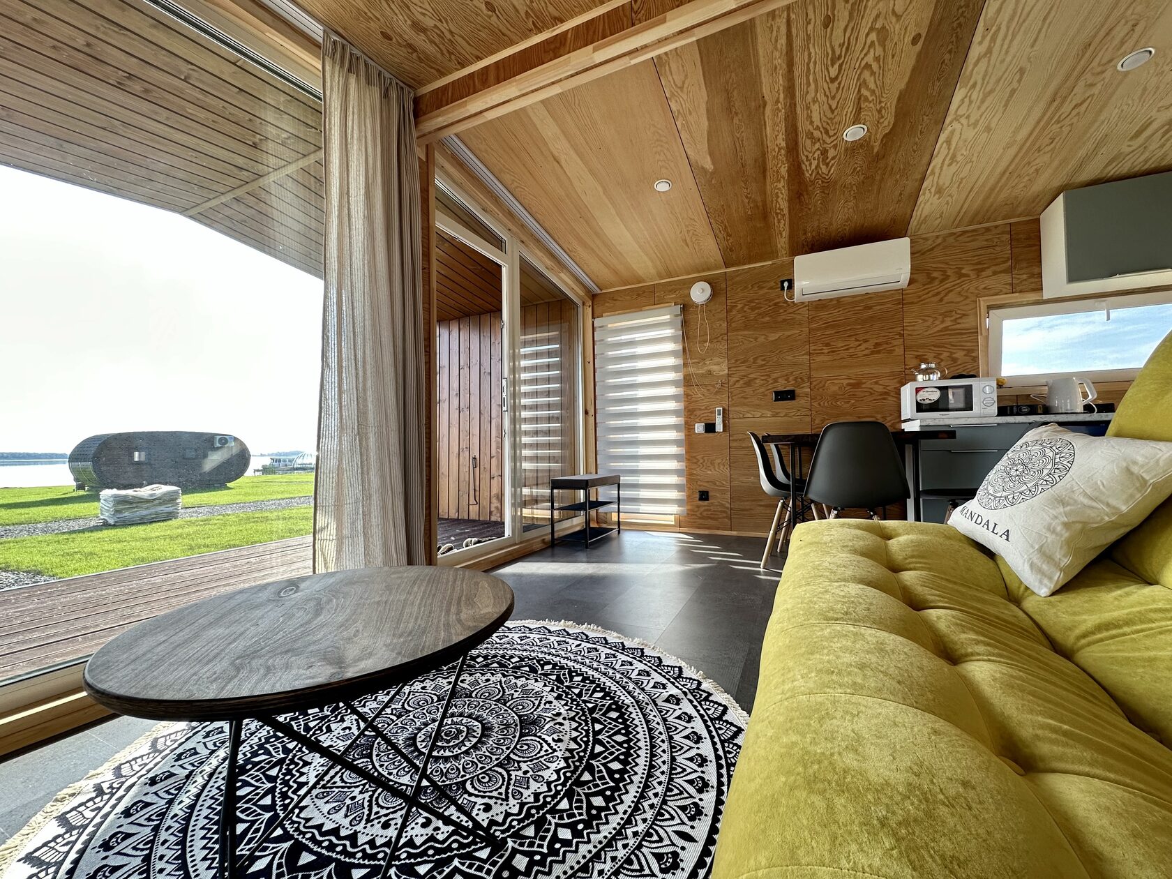 Дом с видом на озеро