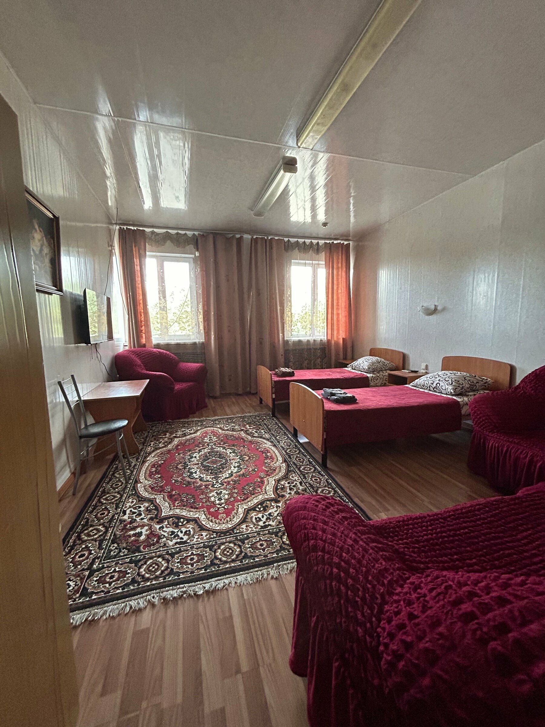 Стандартный номер с 2 односпальными кроватями и диваном