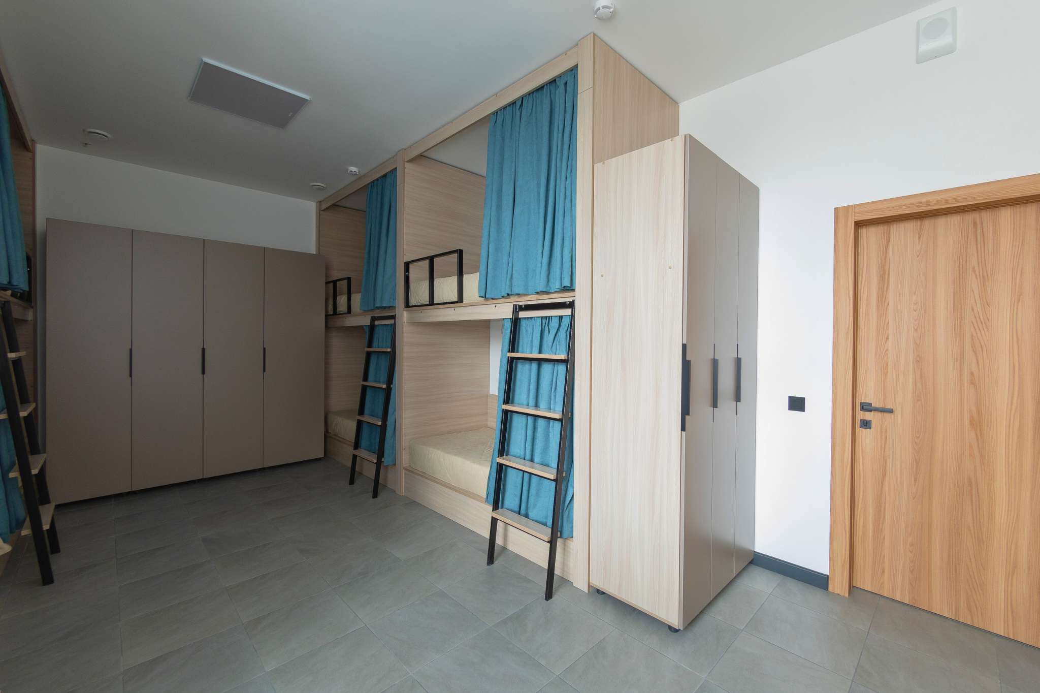 Спальное место на двухъярусной кровати в общем номере для женщин