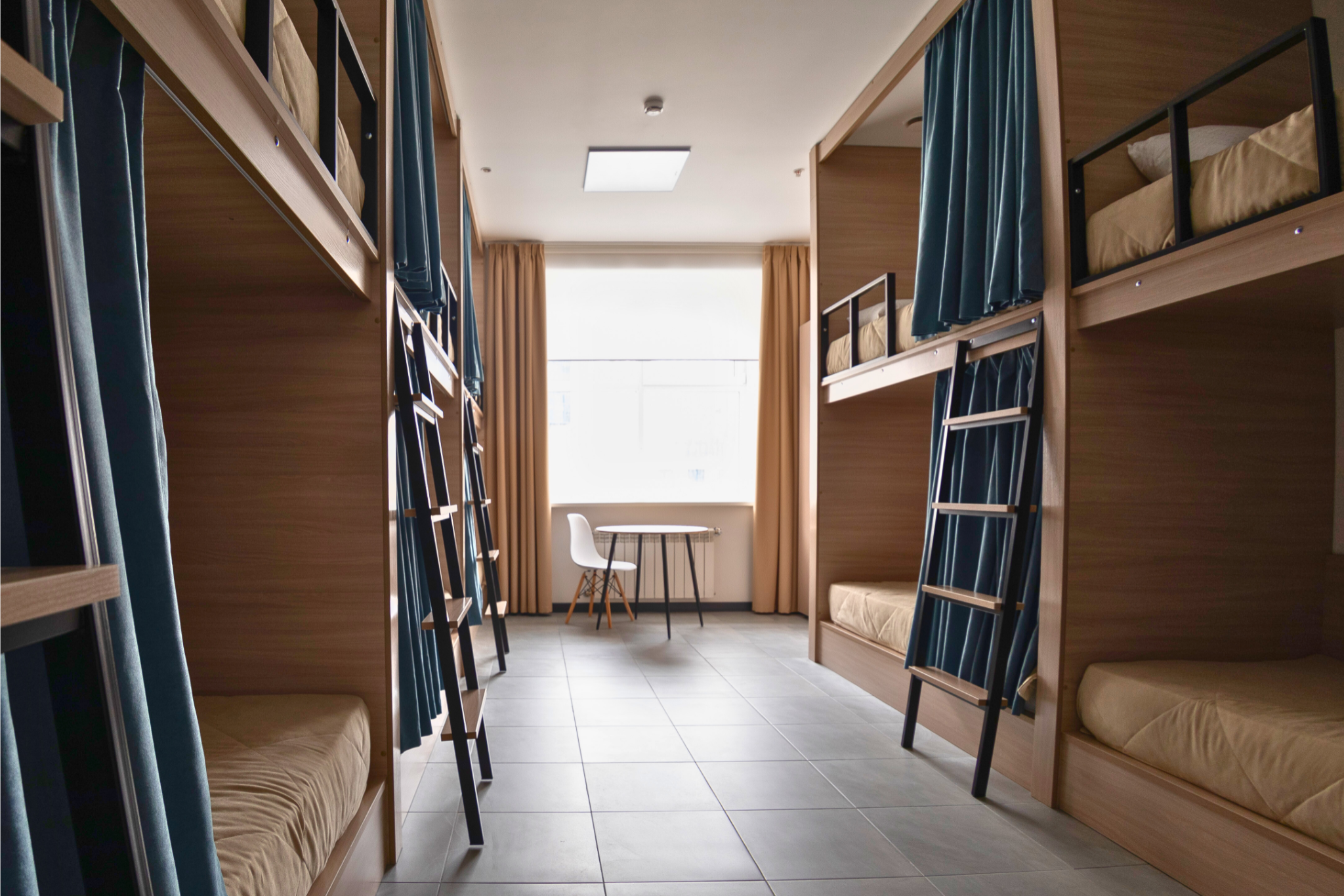 Спальное место на двухъярусной кровати в общем номере для мужчин