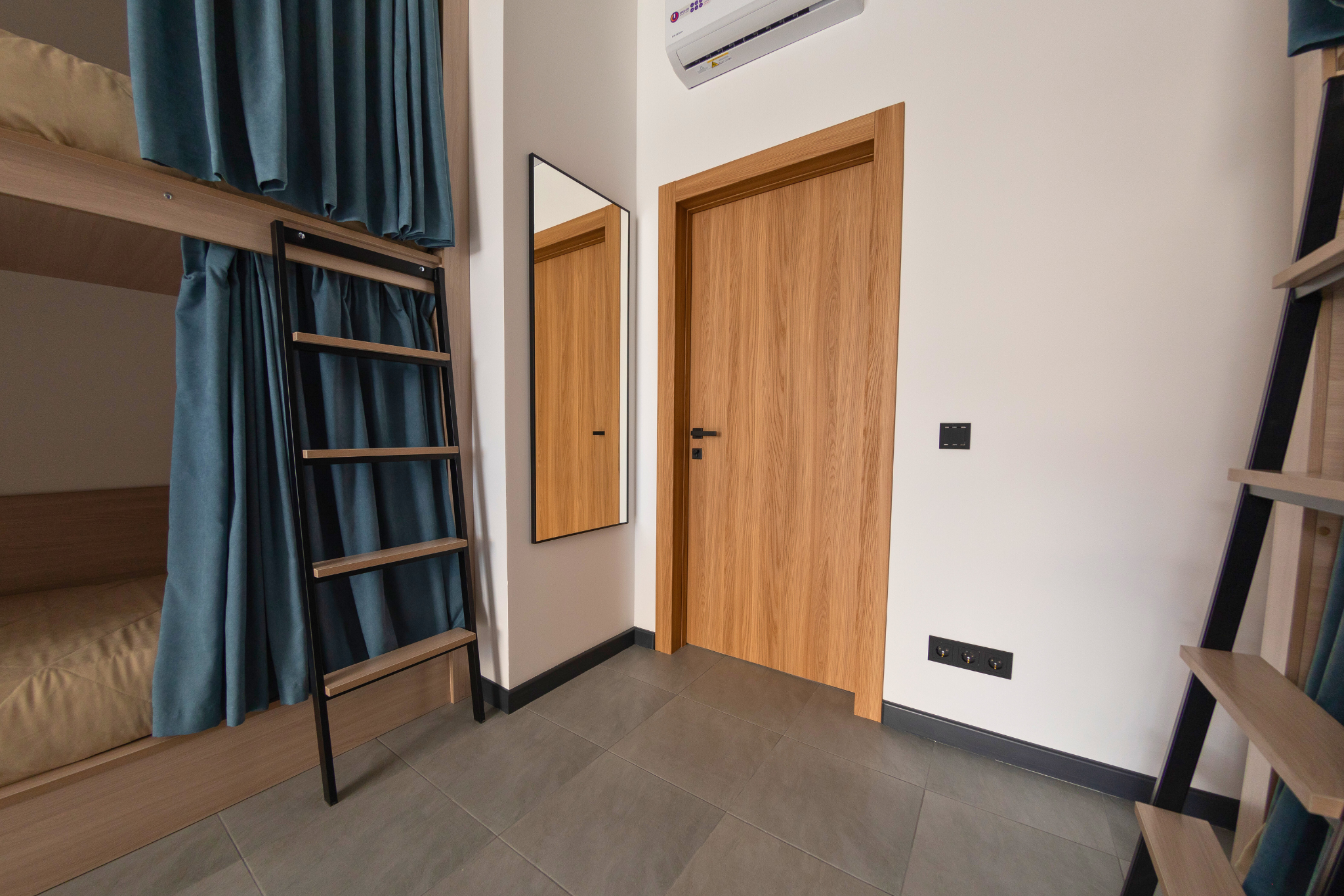 Спальное место на двухъярусной кровати в общем номере для мужчин