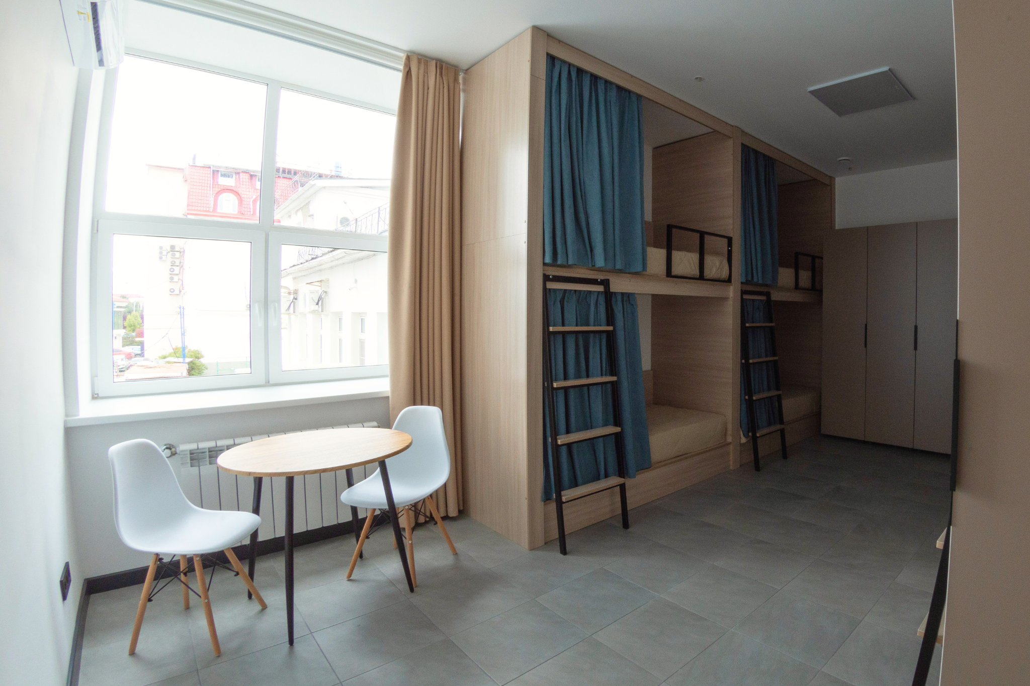 Спальное место на двухъярусной кровати в общем номере для женщин