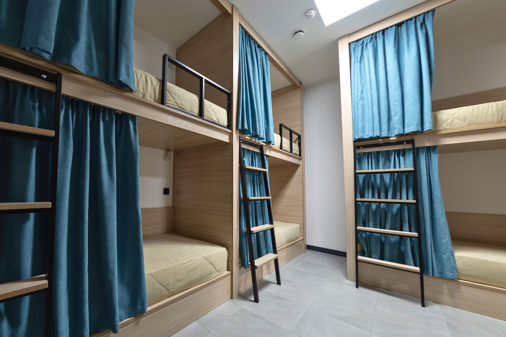 Спальное место на двухъярусной кровати в общем номере для мужчин и женщин
