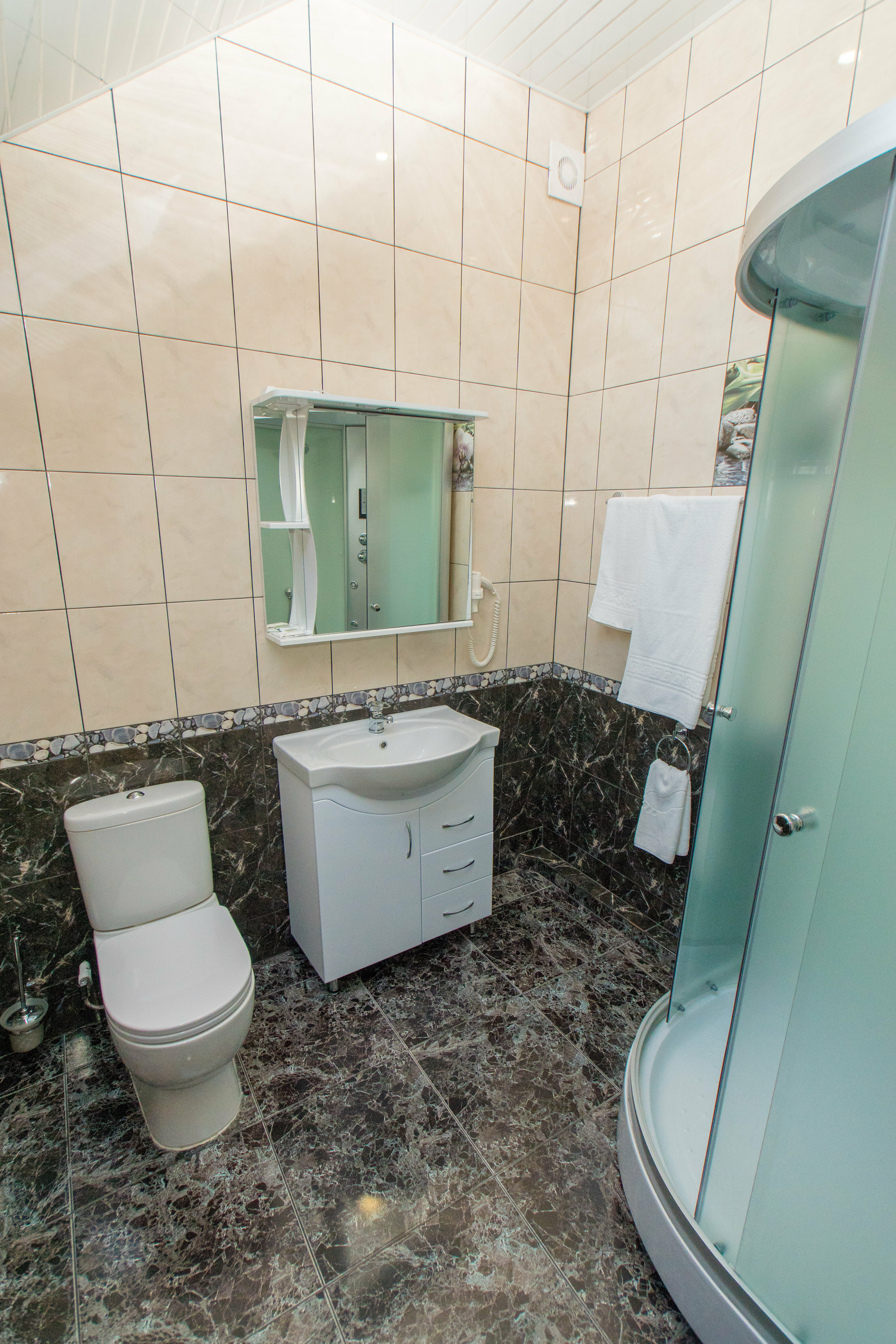 Просторный двухместный номер с 2 отдельными кроватями