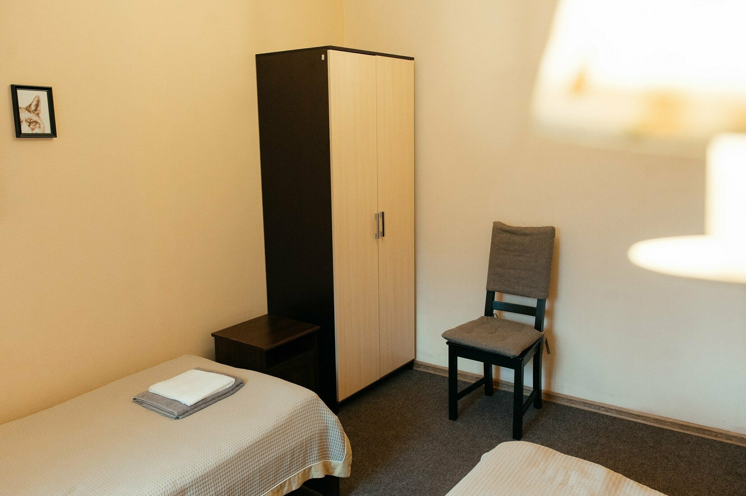 Двухместный номер с 2 отдельными кроватями и общей ванной комнатой