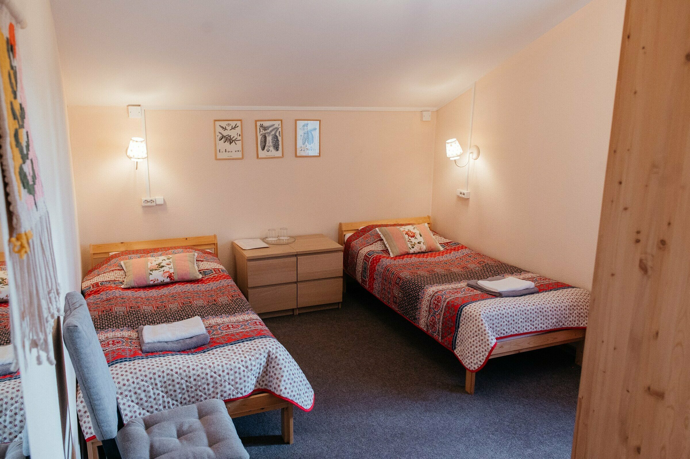 Двухместный номер с 2 отдельными кроватями и общей ванной комнатой