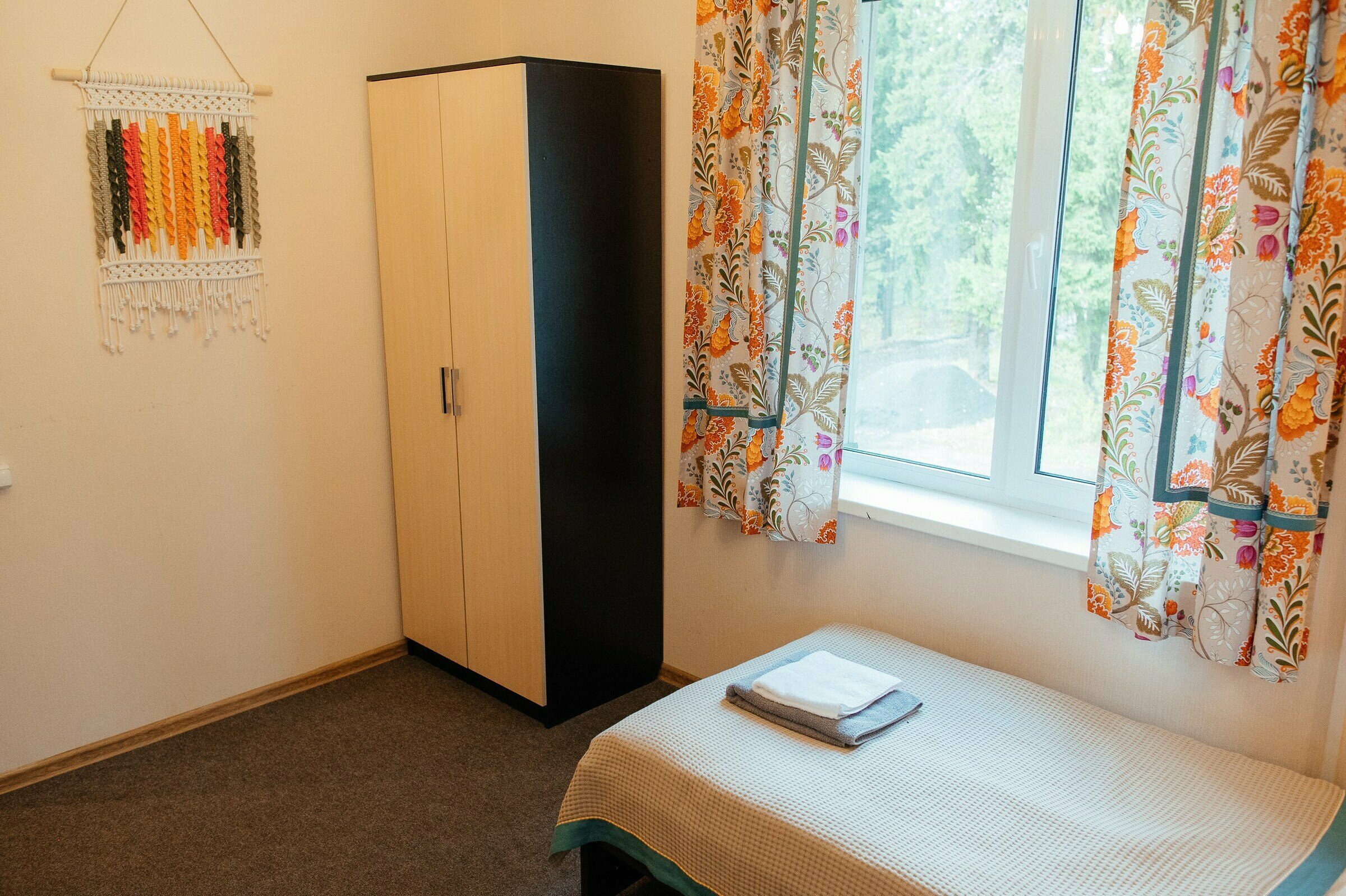 Двухместный номер с 2 отдельными кроватями и общей ванной комнатой