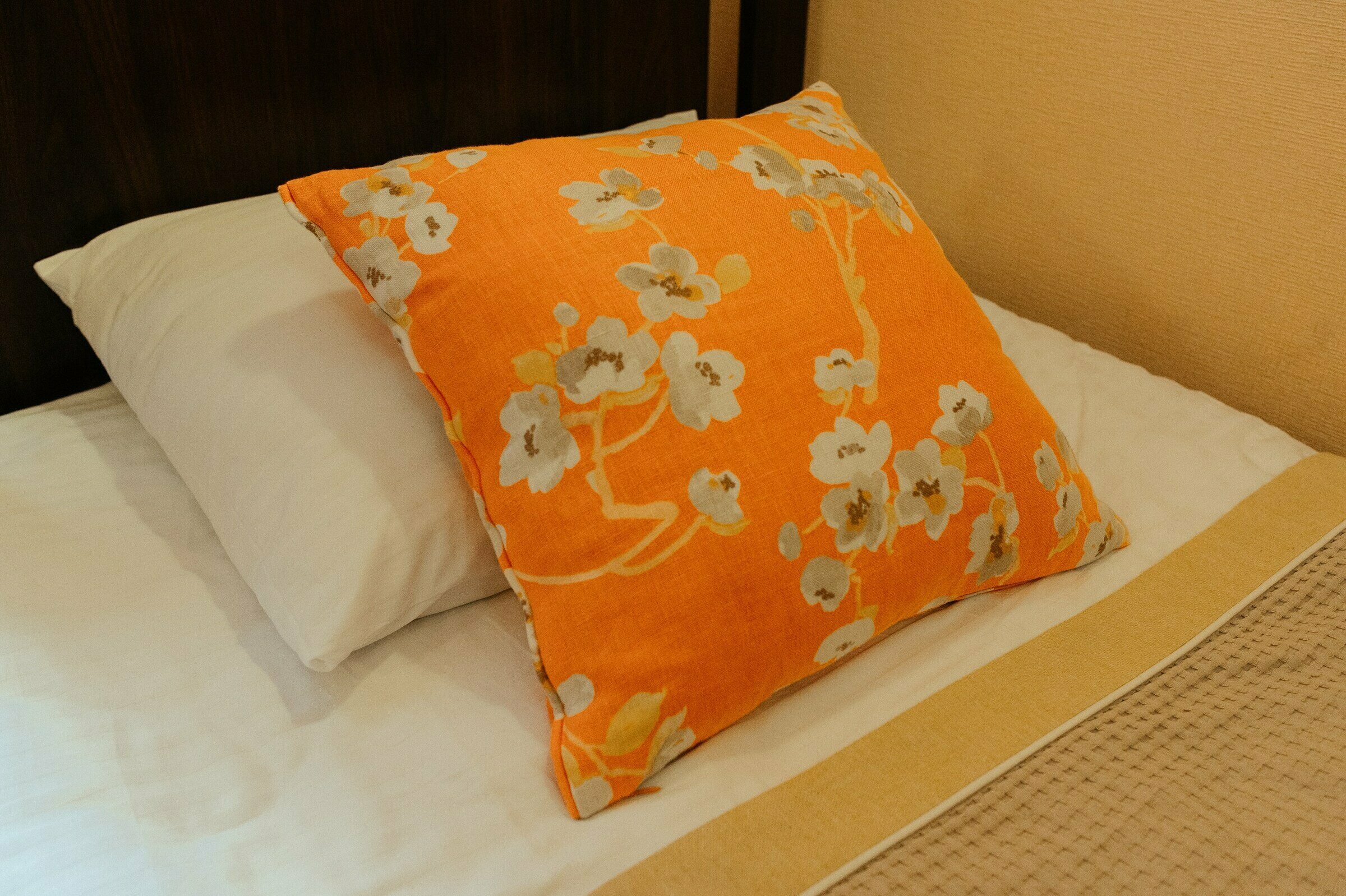 Двухместный номер с 2 отдельными кроватями и общей ванной комнатой