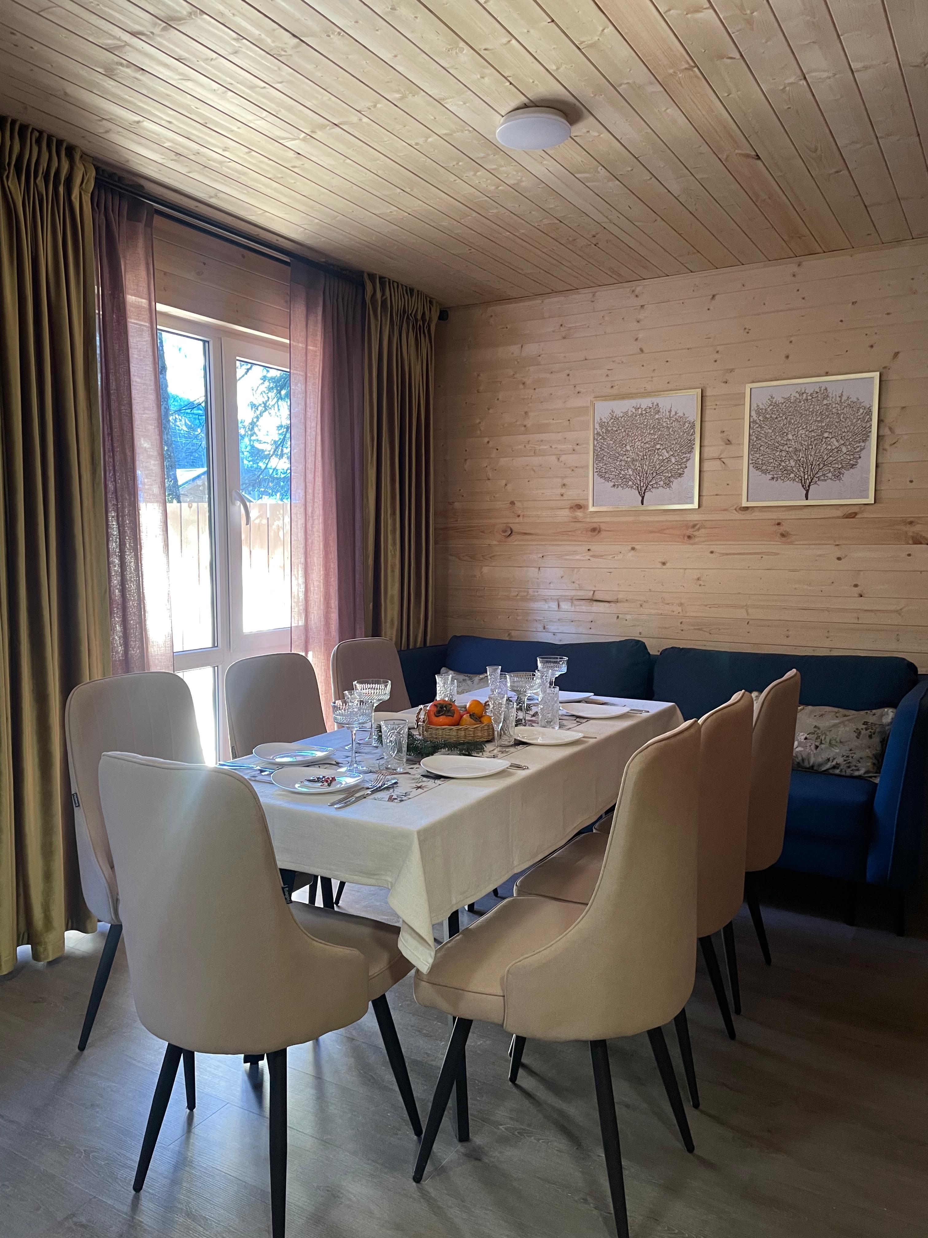 Коттедж с балконом