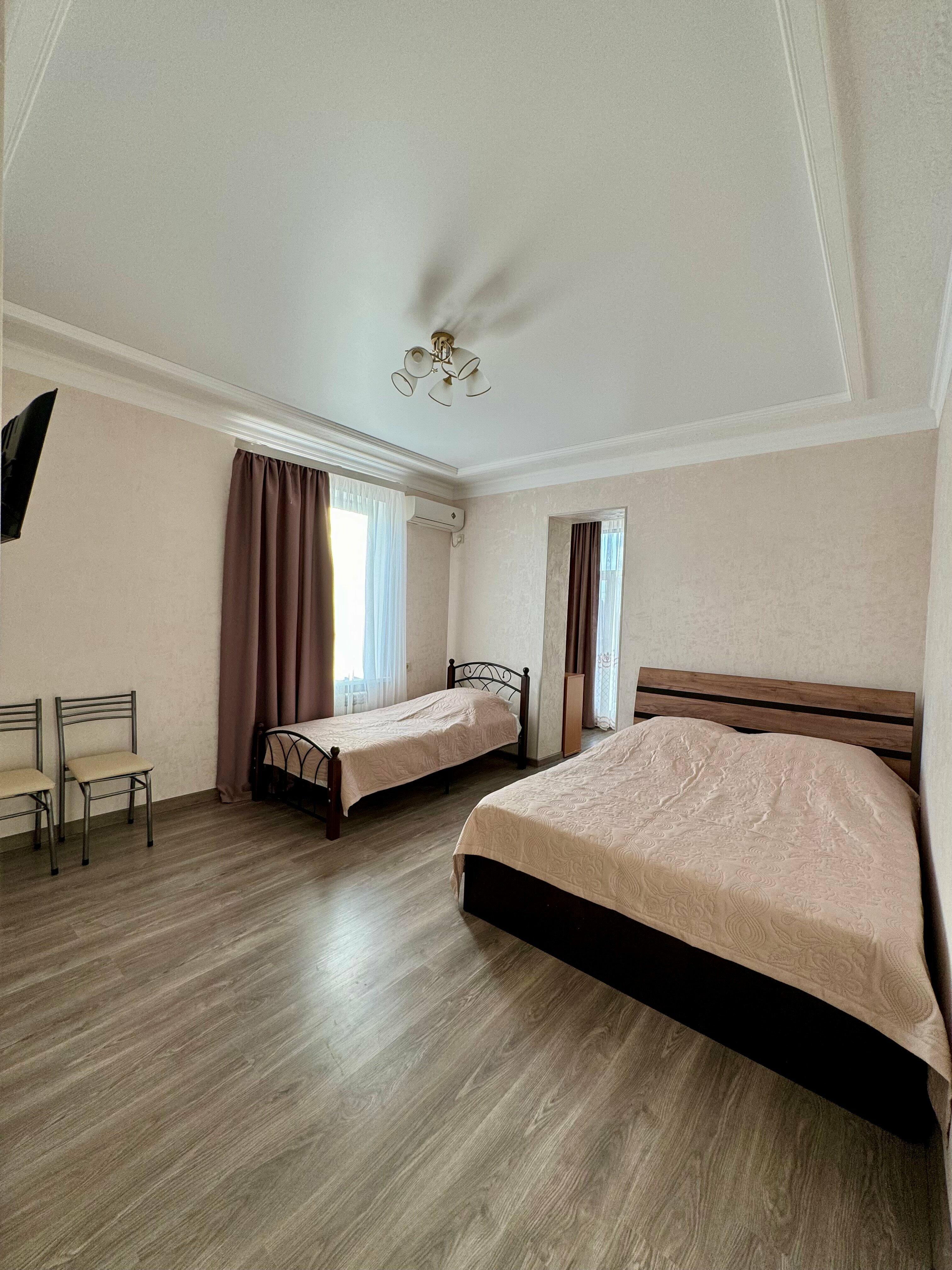 Трехместный номер «Комфорт» с душем