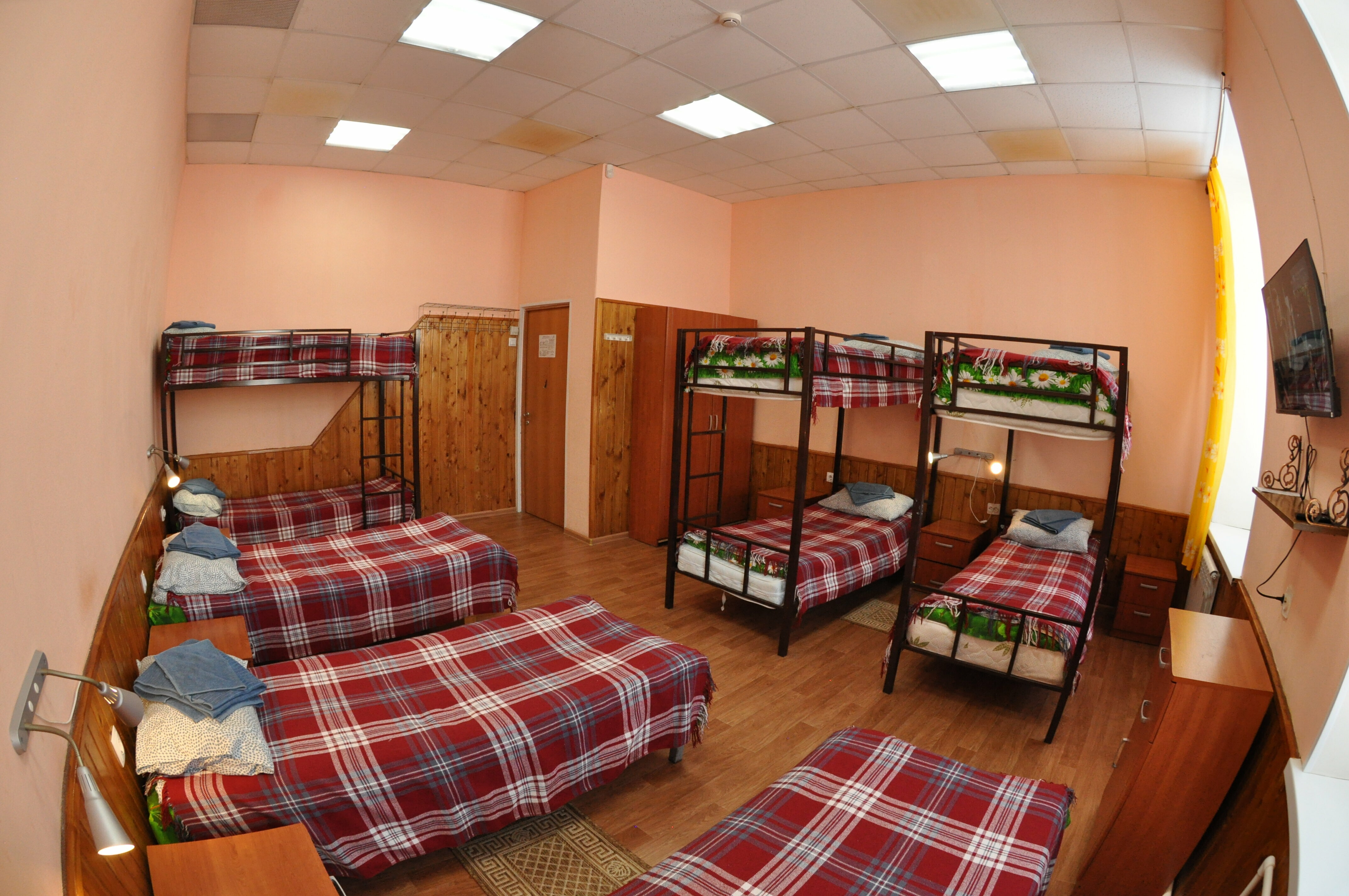 Общий номер для мужчин и женщин с 8 кроватями