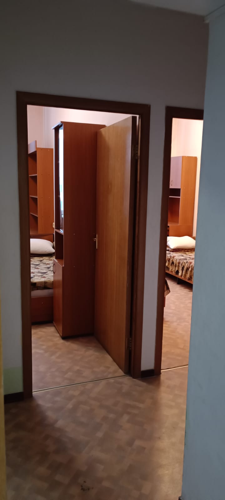 Двухместный номер с 2 отдельными кроватями и общим туалетом