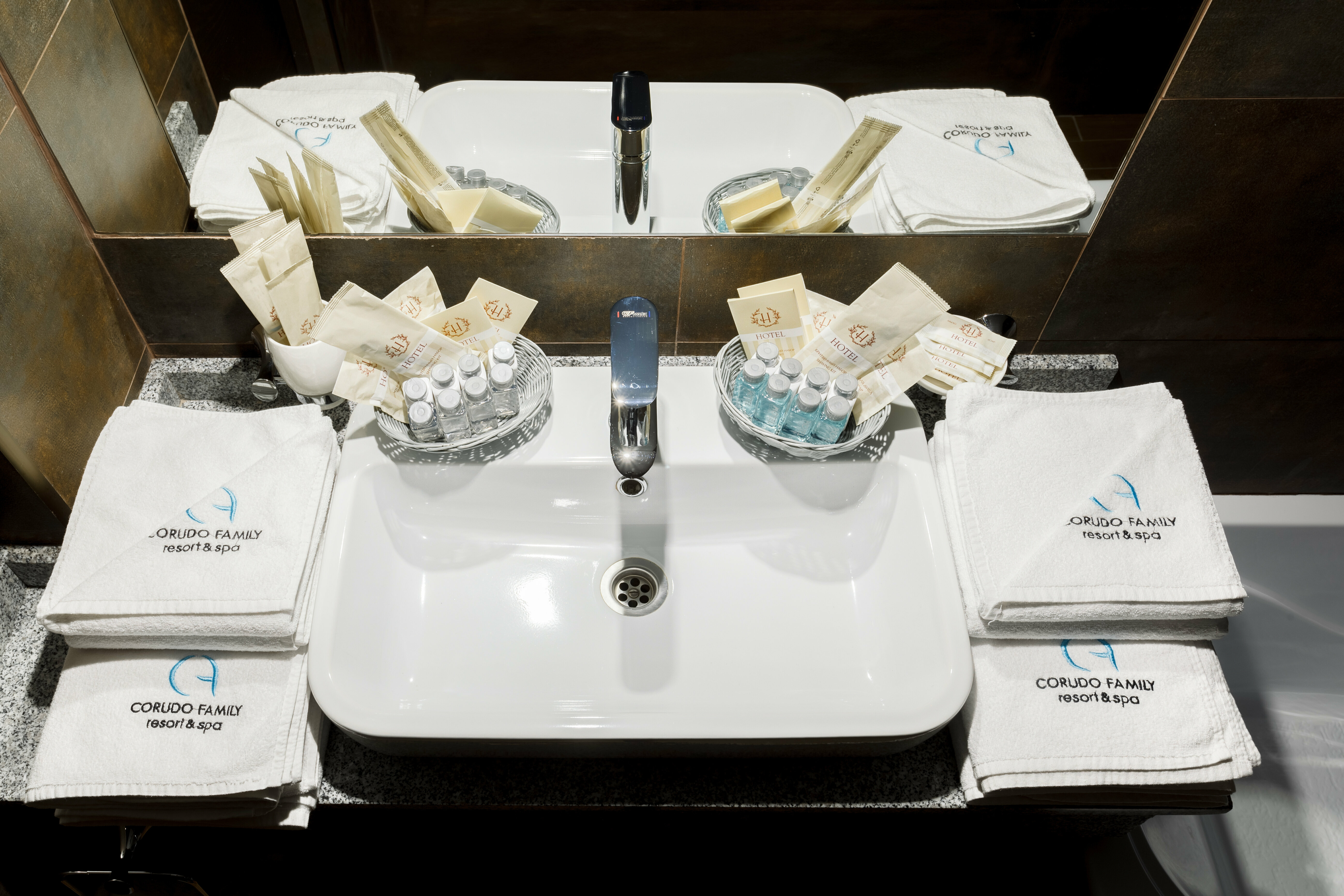 Люкс с кроватью размера «king-size» и балконом