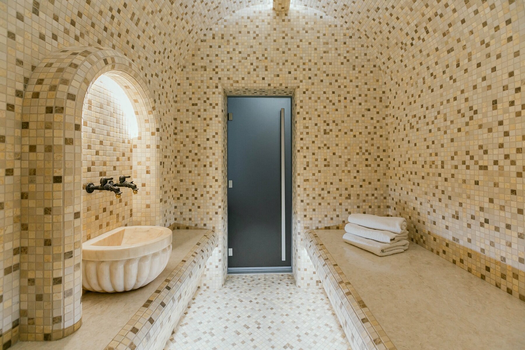 Дом с бассейном и  баней