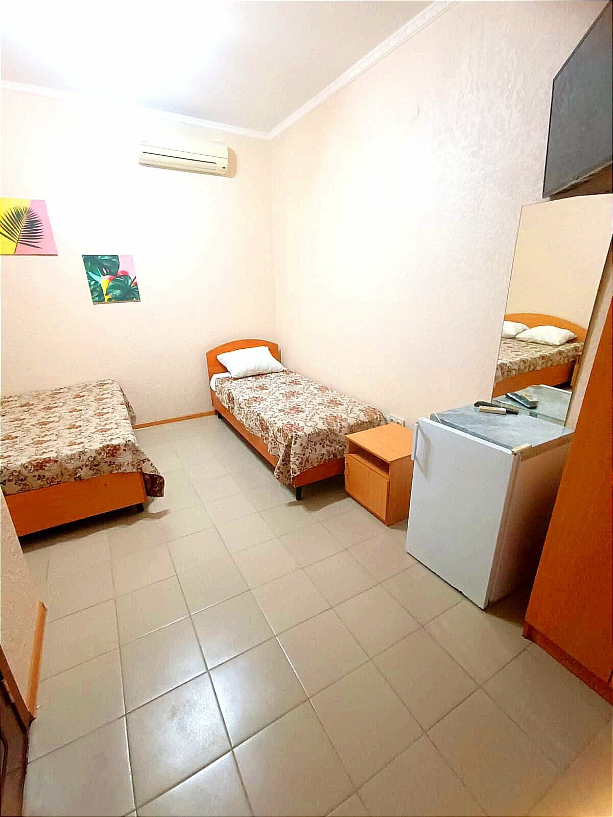 Трехместный номер «Комфорт» с душем