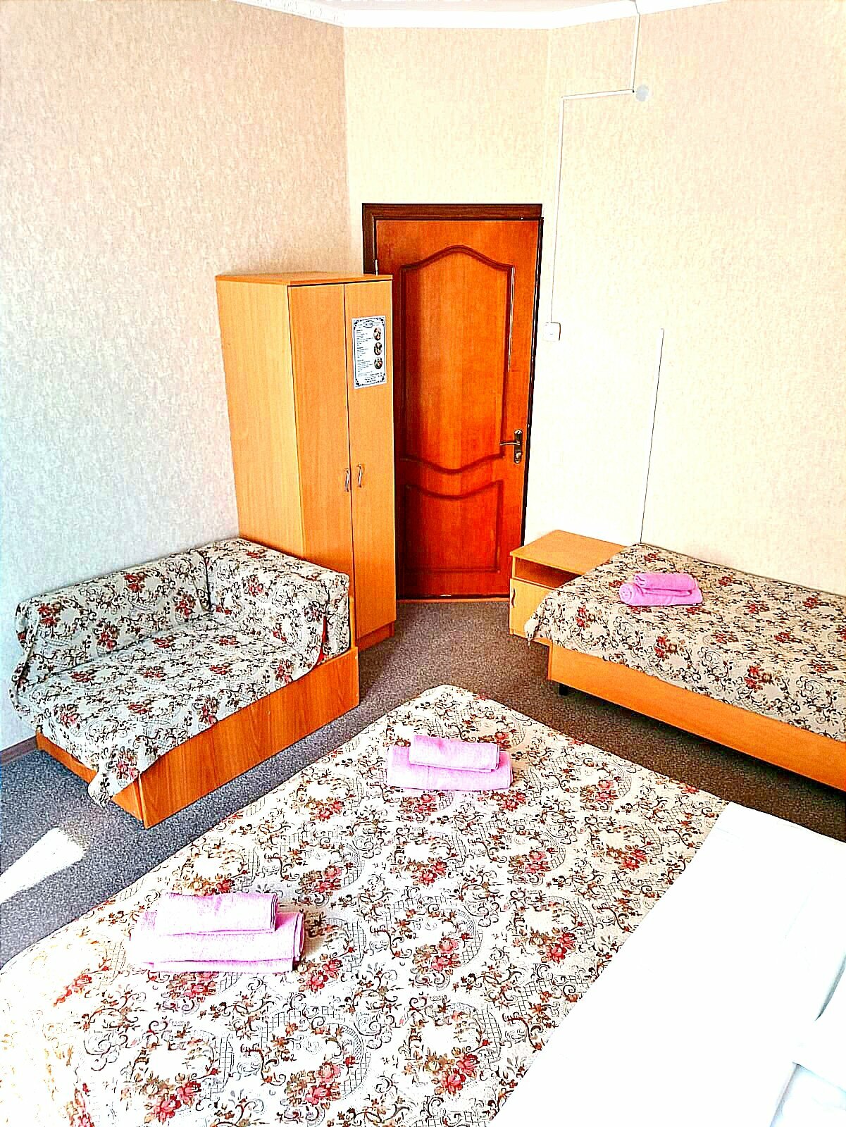 Четырехместный номер эконом-класса с общей ванной комнатой