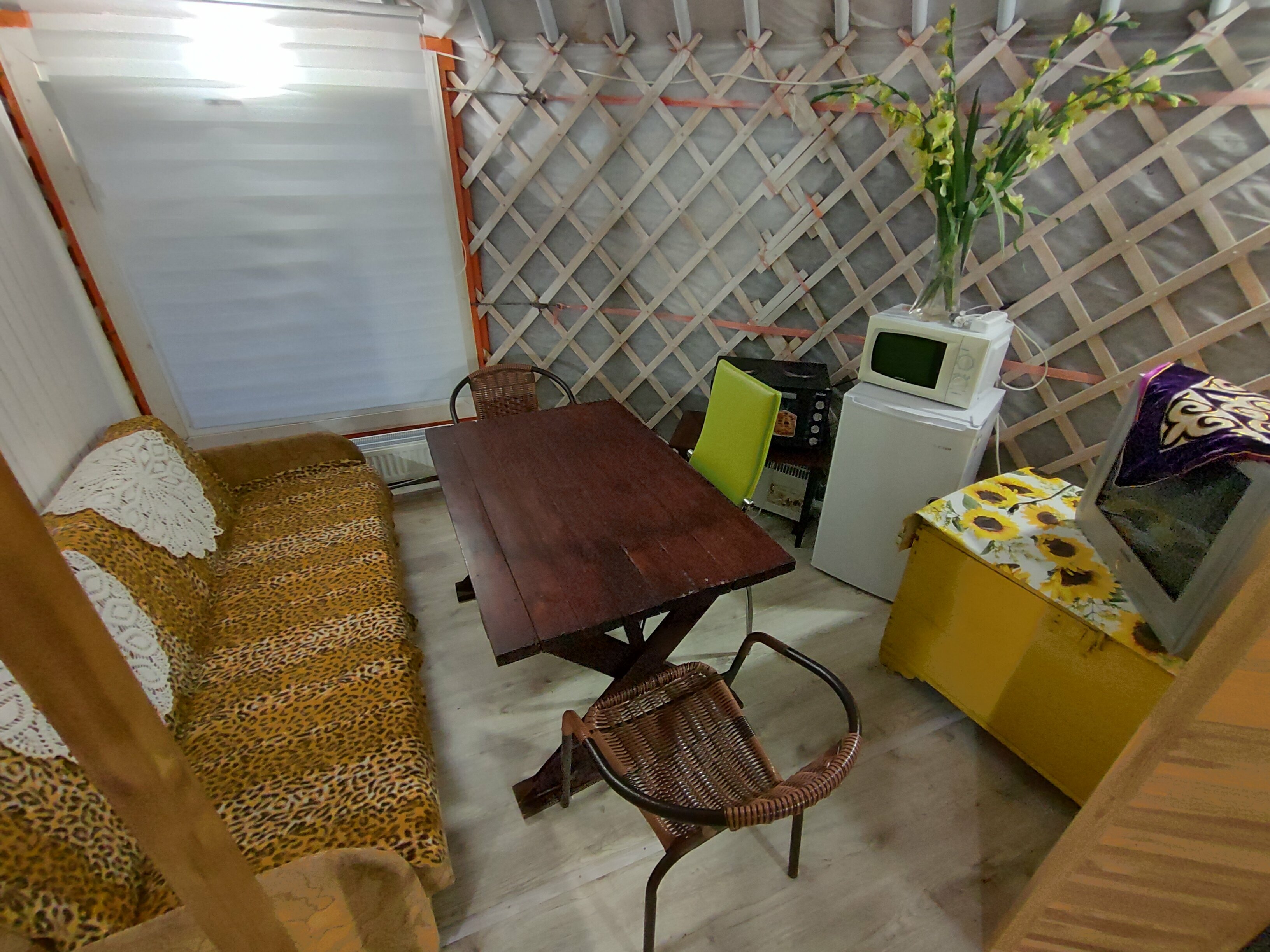 "Юрта Кочевника", люкс, шатер на территории, отопление, собственные удобства, миникухня, Wi-Fi, ТВ, панорамное окно на сад, терраса