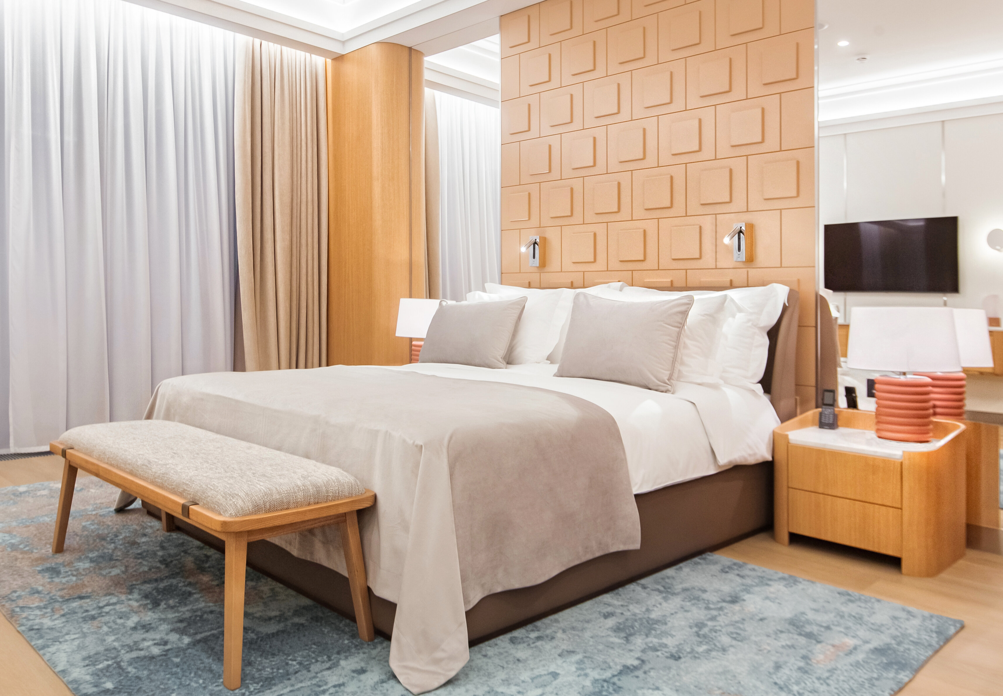 Супериор с одной большой кроватью и видом на реку