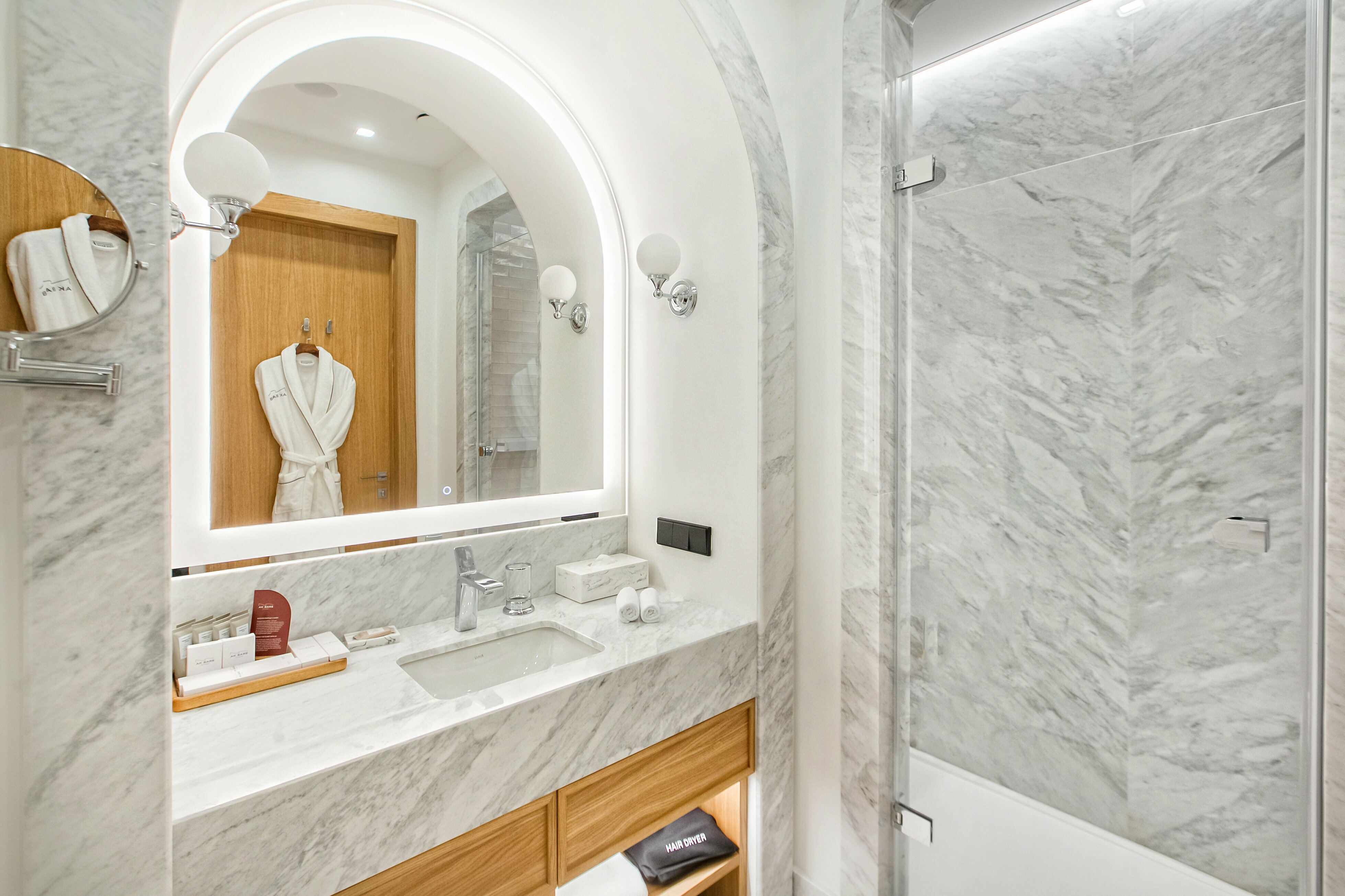 Супериор с одной большой кроватью и видом на реку