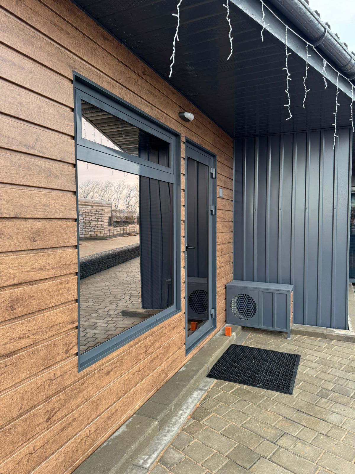 Двухместный номер с двуспальной кроватью и дополнительной кроватью