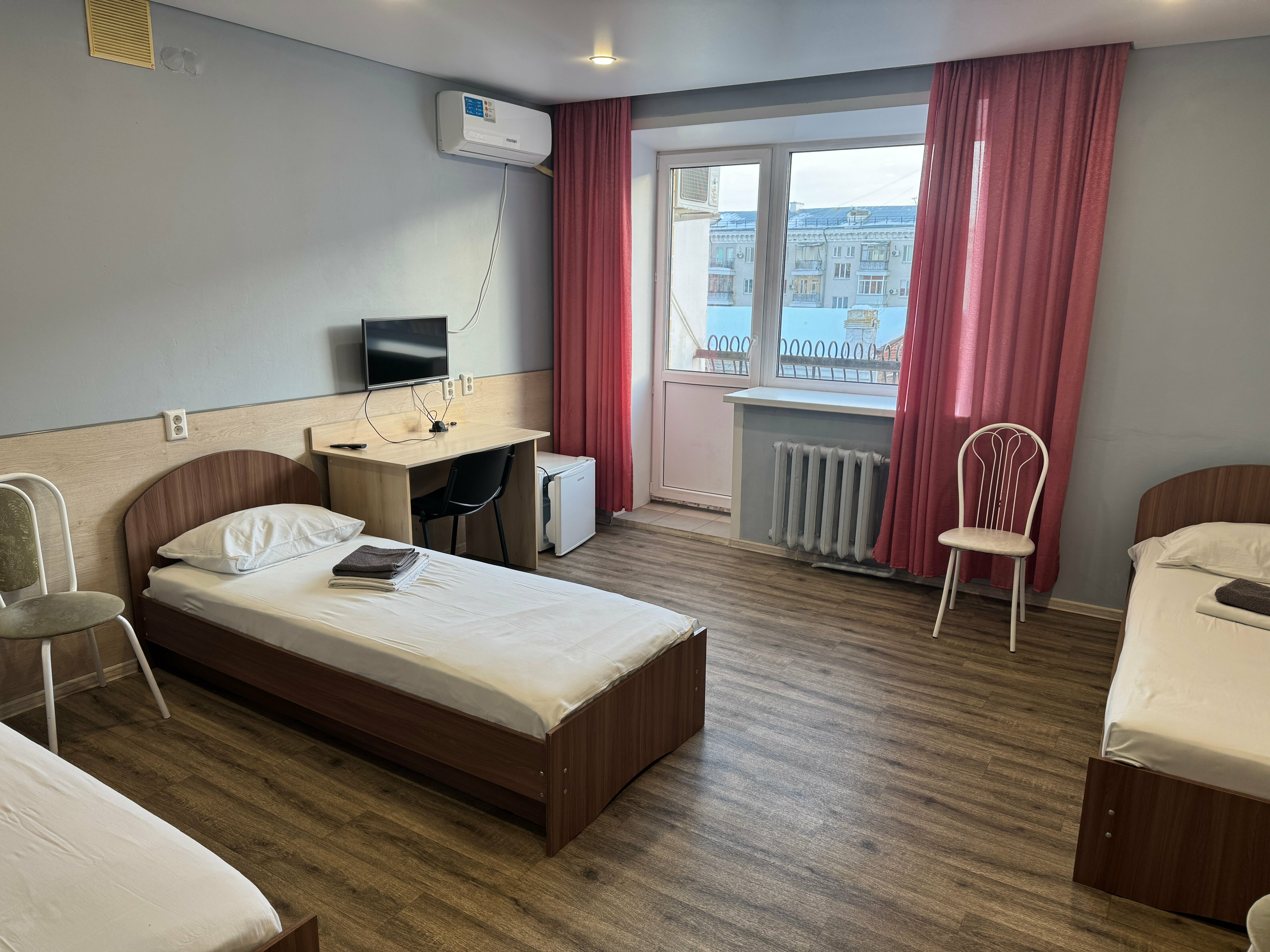 Трехместный номер эконом-класса с общей ванной комнатой