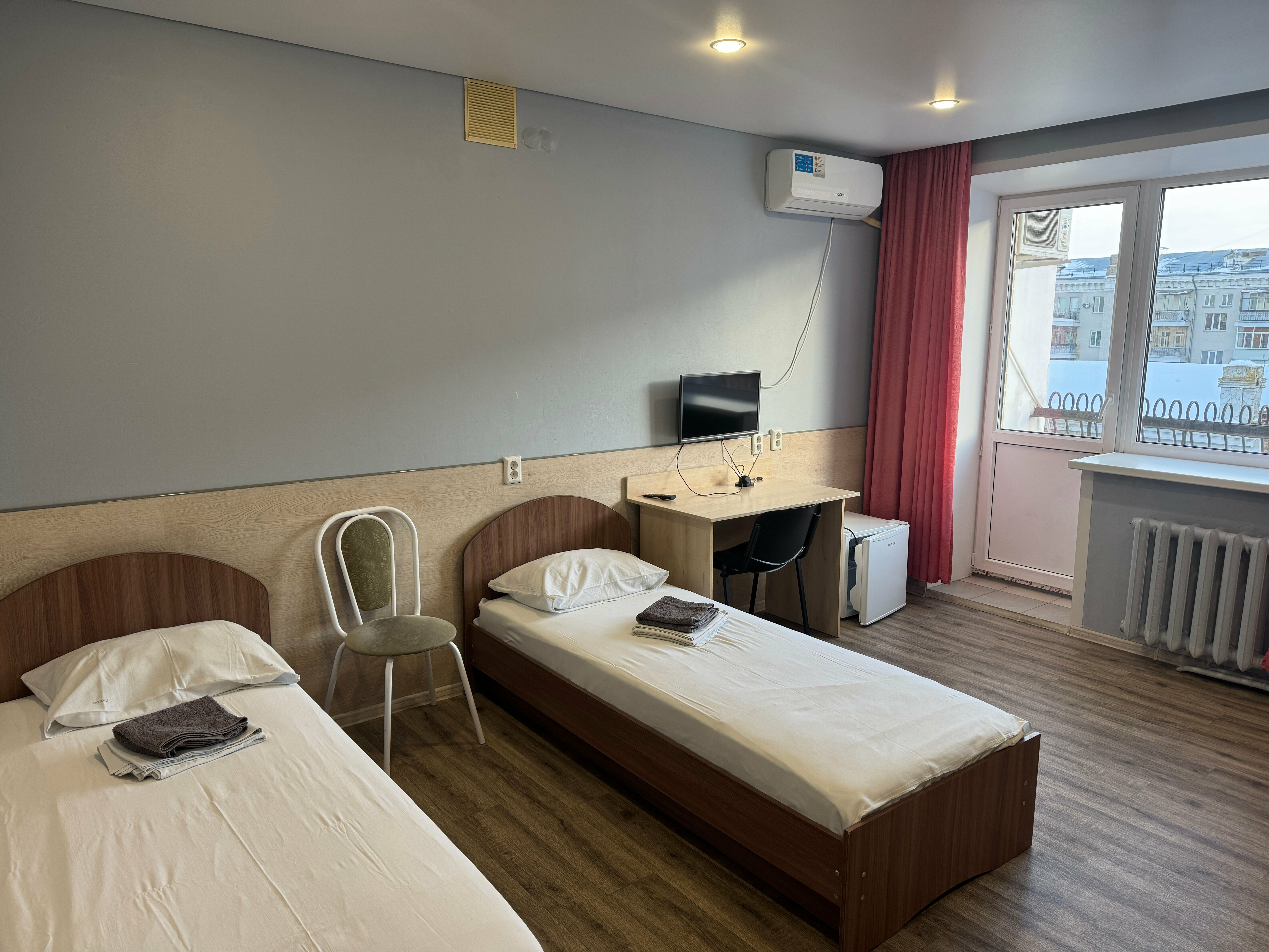 Трехместный номер эконом-класса с общей ванной комнатой