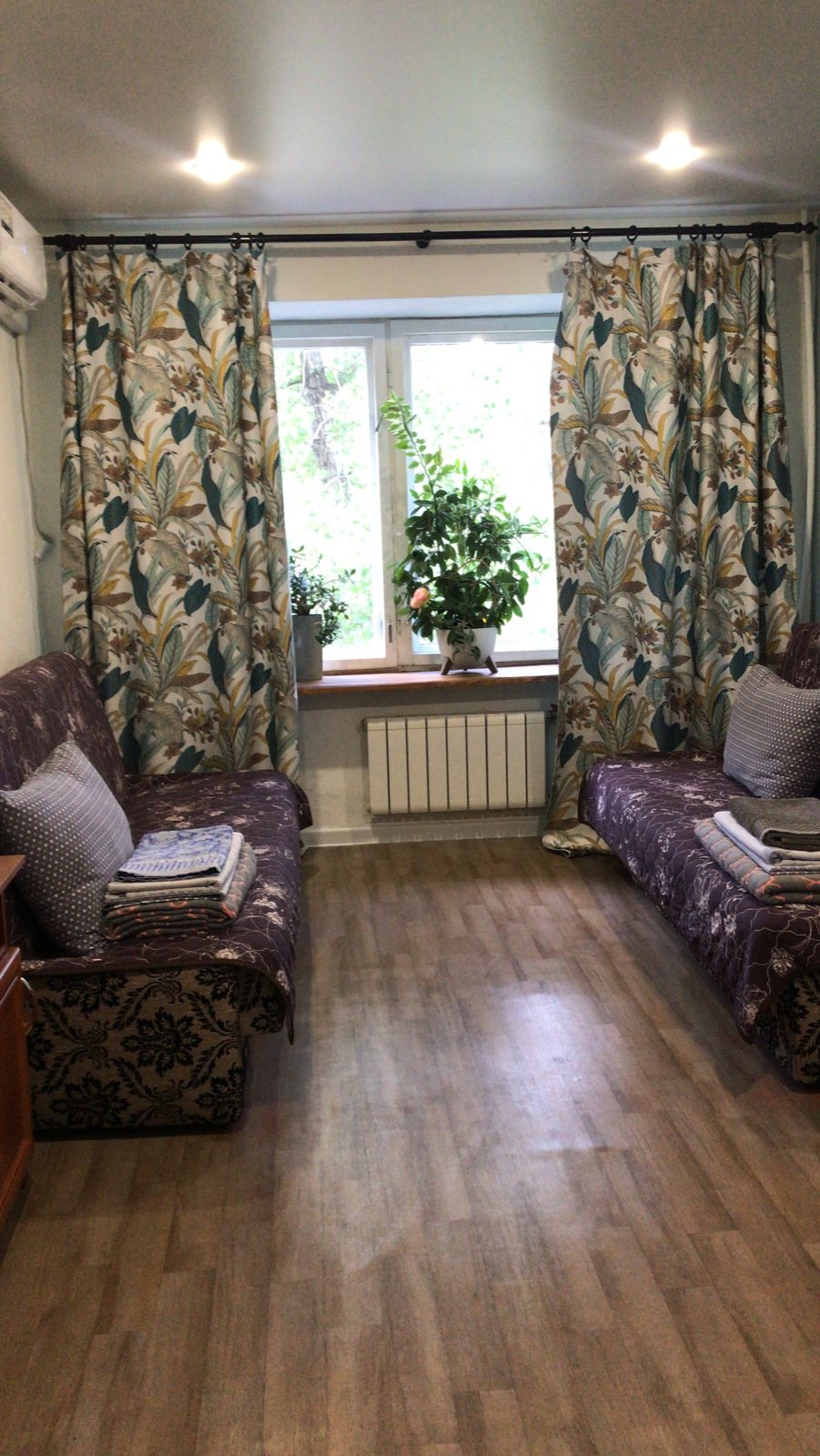 Четырехместный номер эконом-класса с общей ванной комнатой