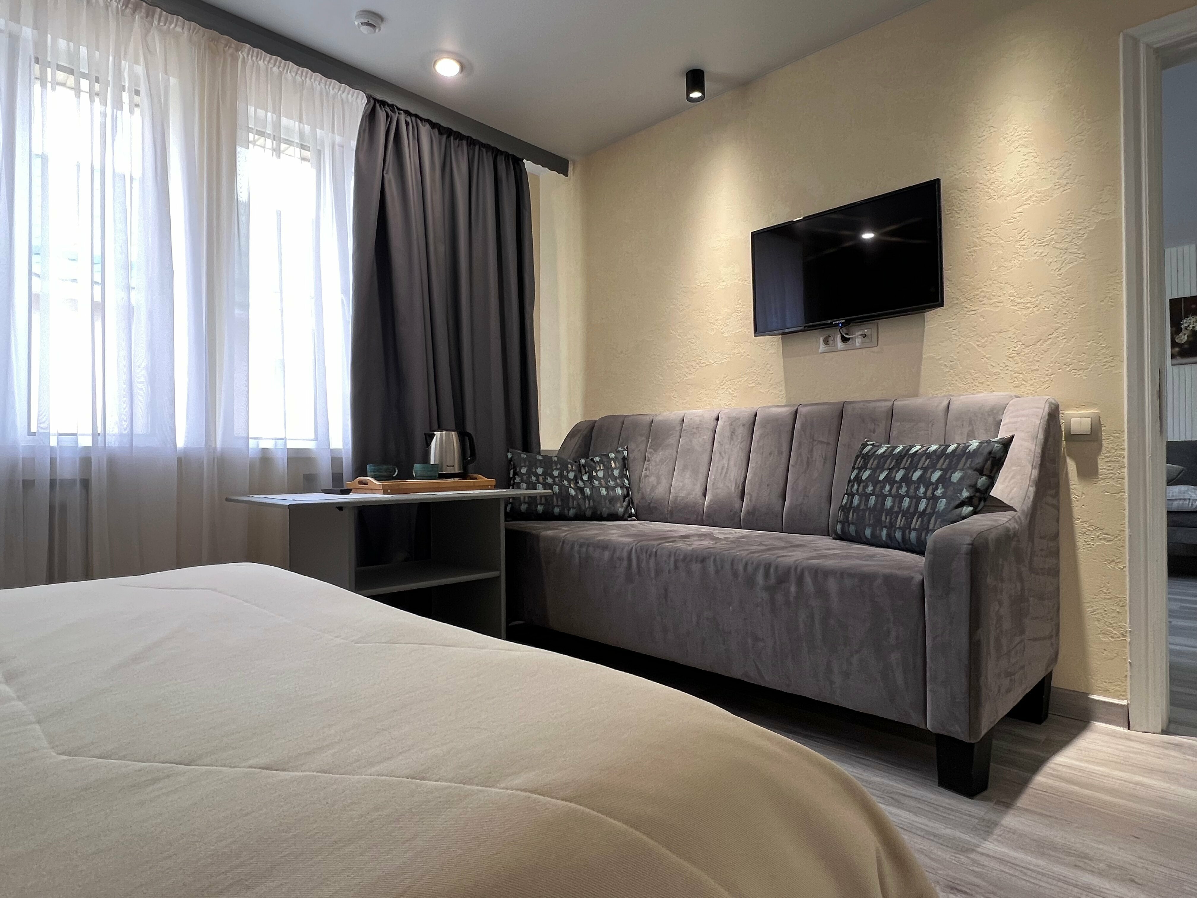 Двухместный номер с двуспальной кроватью и дополнительной кроватью