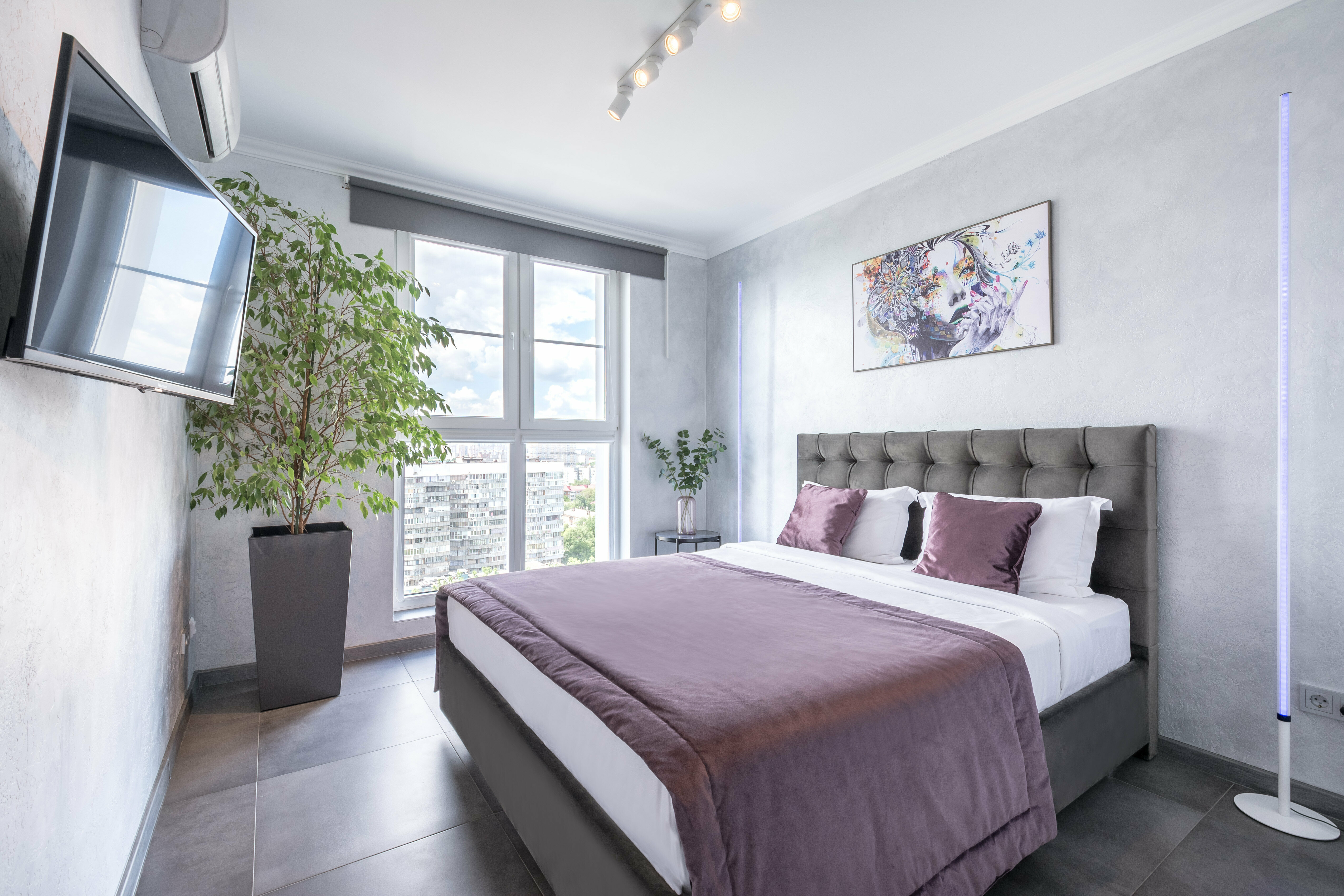 Эксклюзивные трёхкомнатные белоснежные апартаменты с двумя спальнями и гостиной (с видом на город).