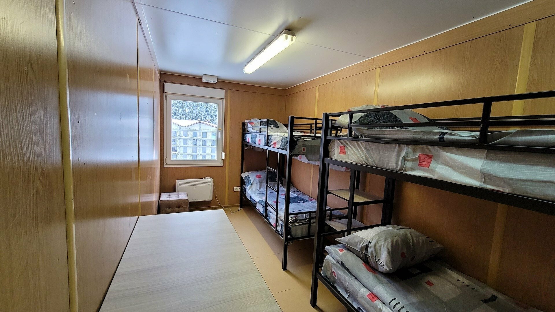 Четырехместный номер с общей ванной комнатой